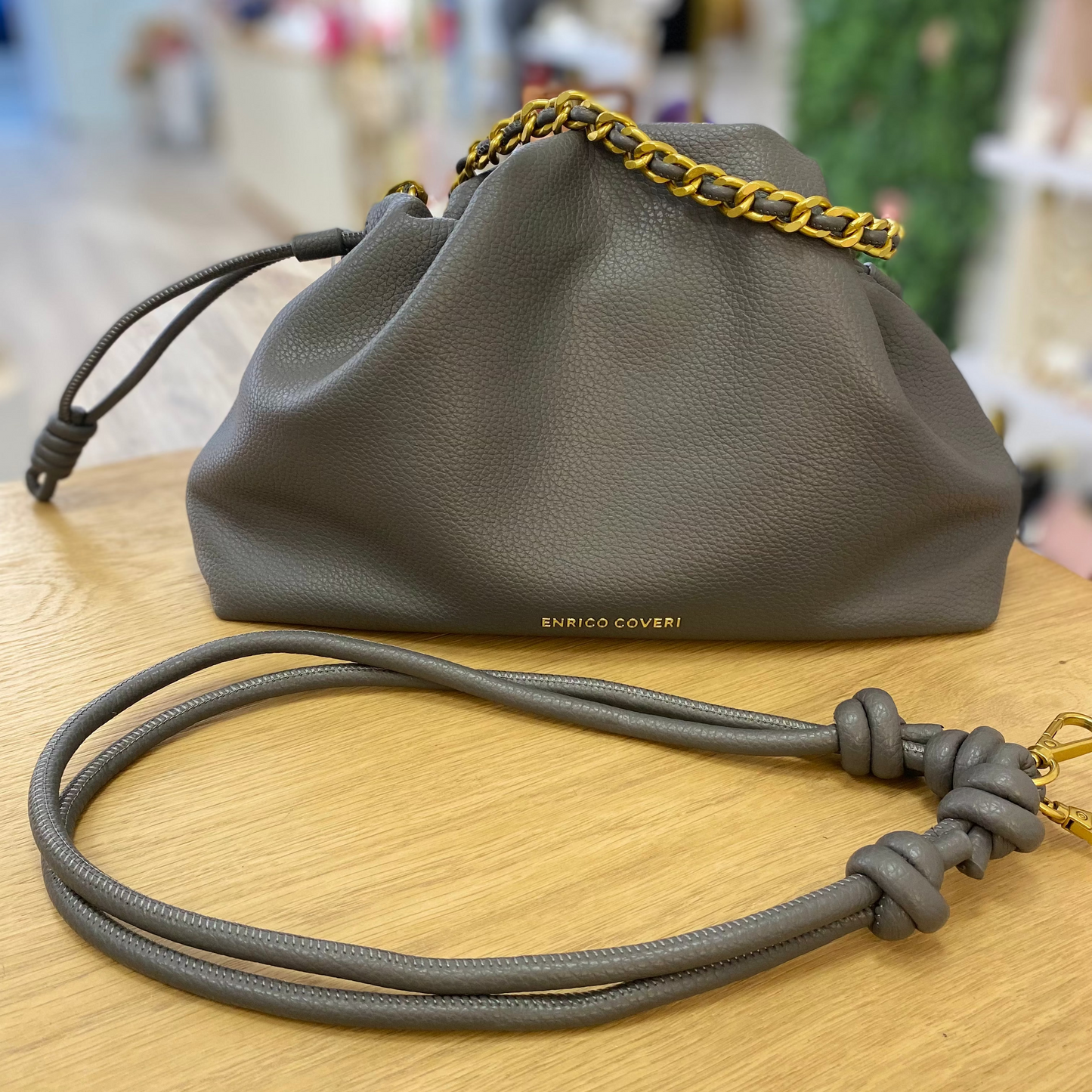 Bolso de hombro y bandolera en formato saco ajustable de color gris - mbyou