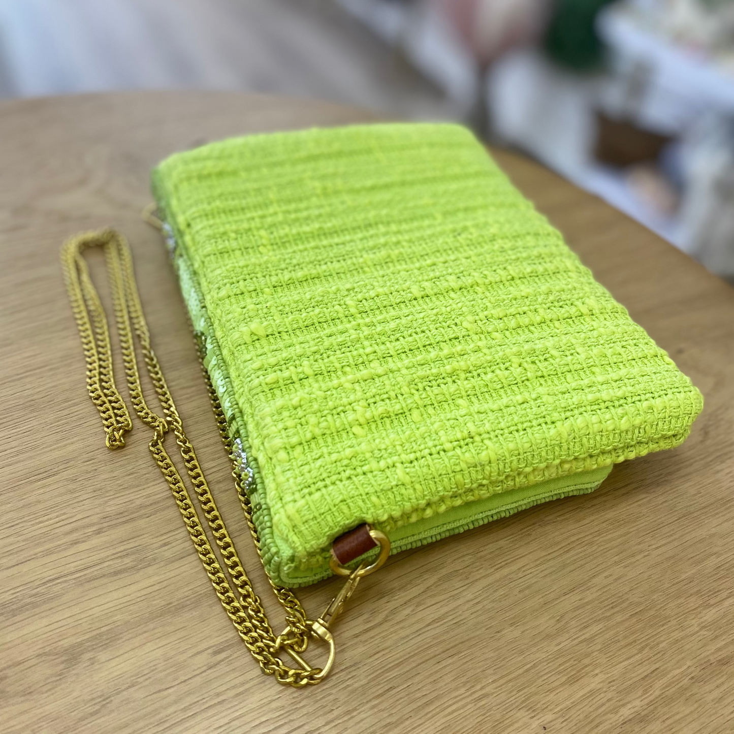 Cartera de mano 100% algodón con detalles geométricos bordados con cuentas tonos verdes y nacarados- mbyou