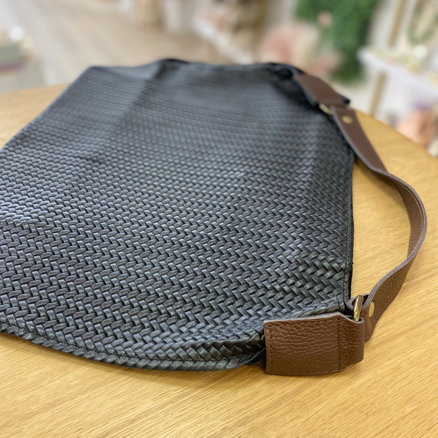 Bolso de piel 100% piel de vacuno tipo shopper efecto trenzado color negro y chocolate - mbyou