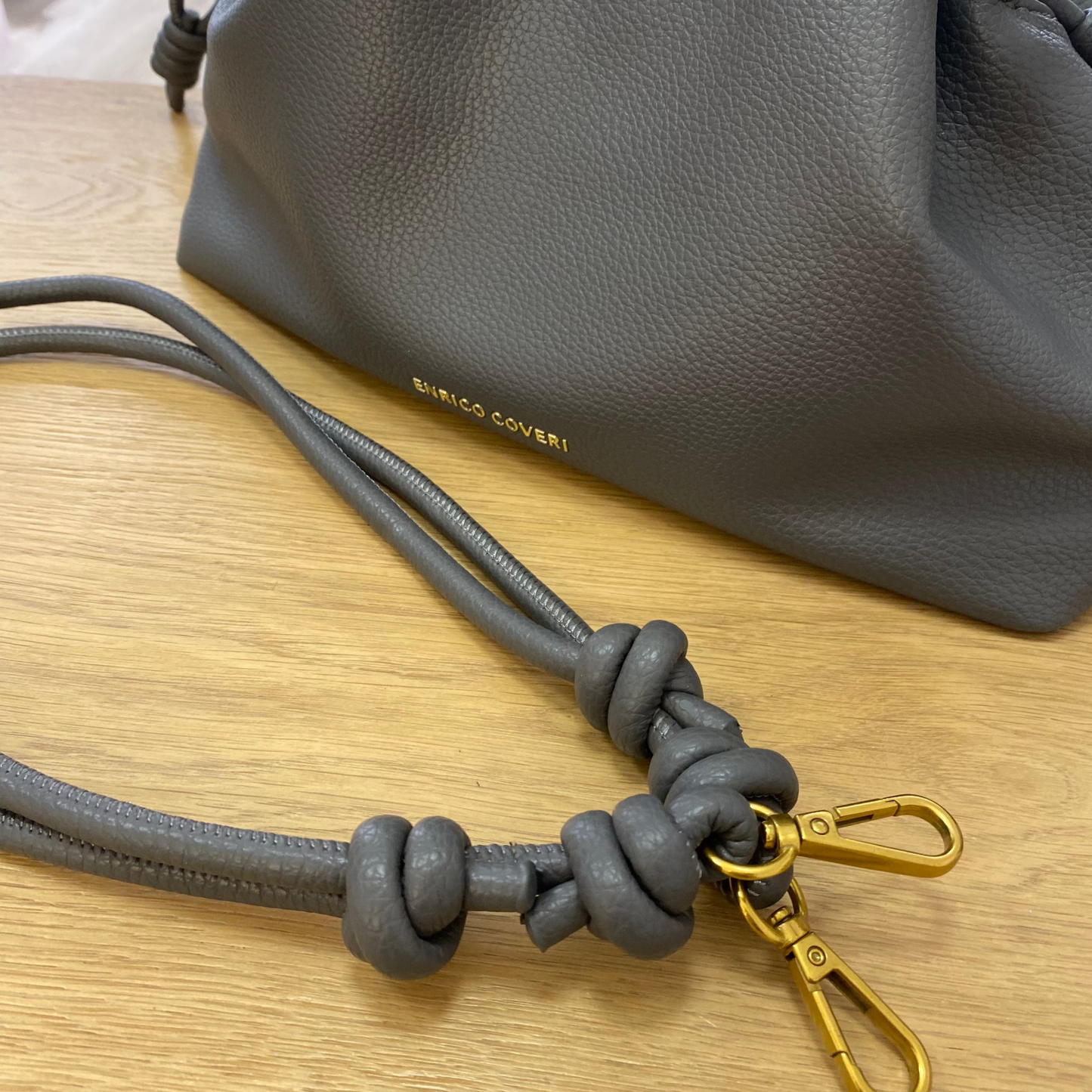 Bolso de hombro y bandolera en formato saco ajustable de color gris - mbyou