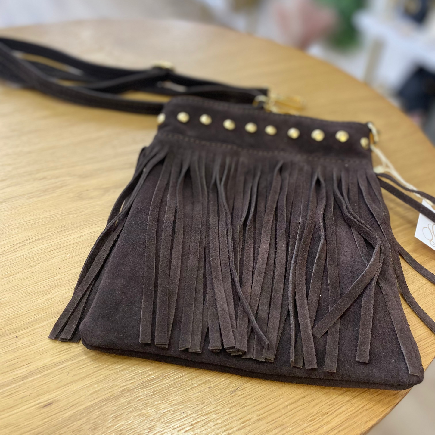 Bolso bandolera de piel 100% ante con flecos y tachuelas doradas marrón chocolate - mbyou
