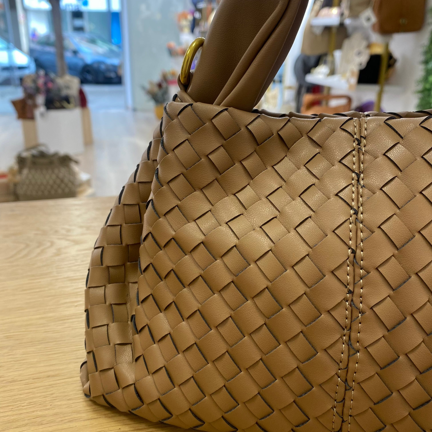 Bolso pequeño de mano y bandolera efecto piel trenzada en color topo - mbyou