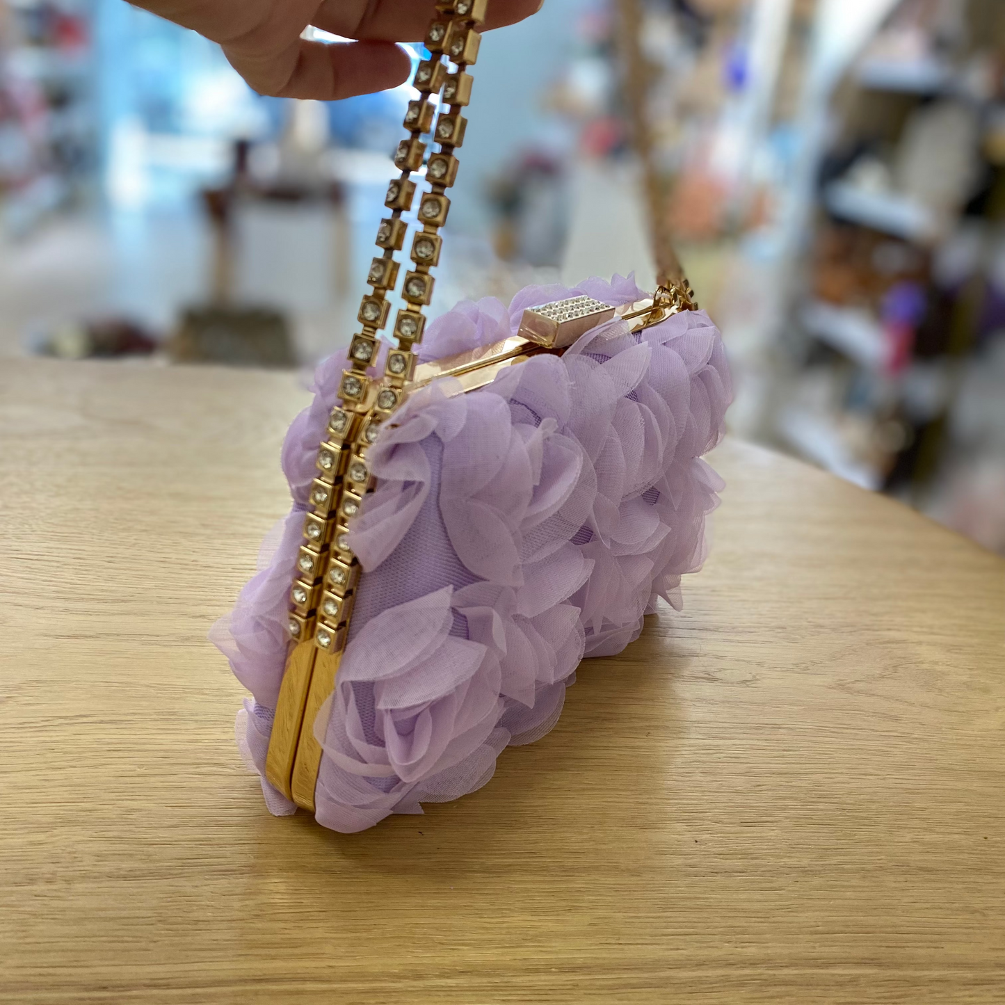 Bolso de mano de fiesta con flores de tela y cadena con circonitas color malva claro - mbyou