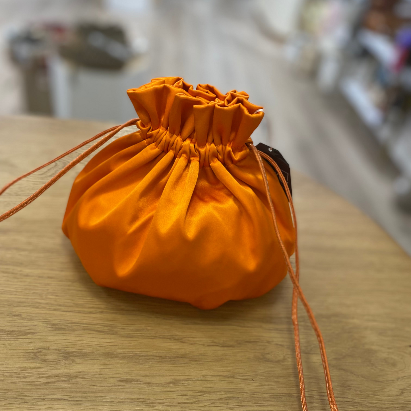 Bolso de fiesta limosnera de raso totalmente lisa de color naranja - mbyou