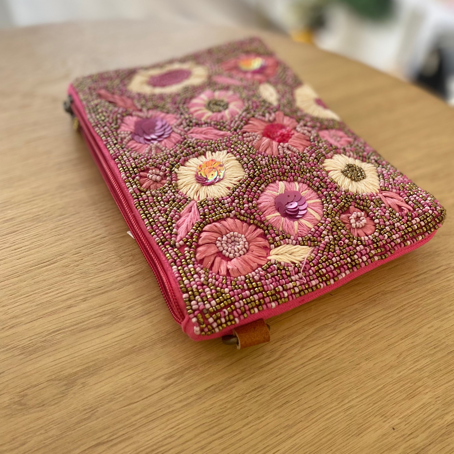 Cartera de mano 100% algodón con detalles florales bordados y cuentas color fucsia - mbyou