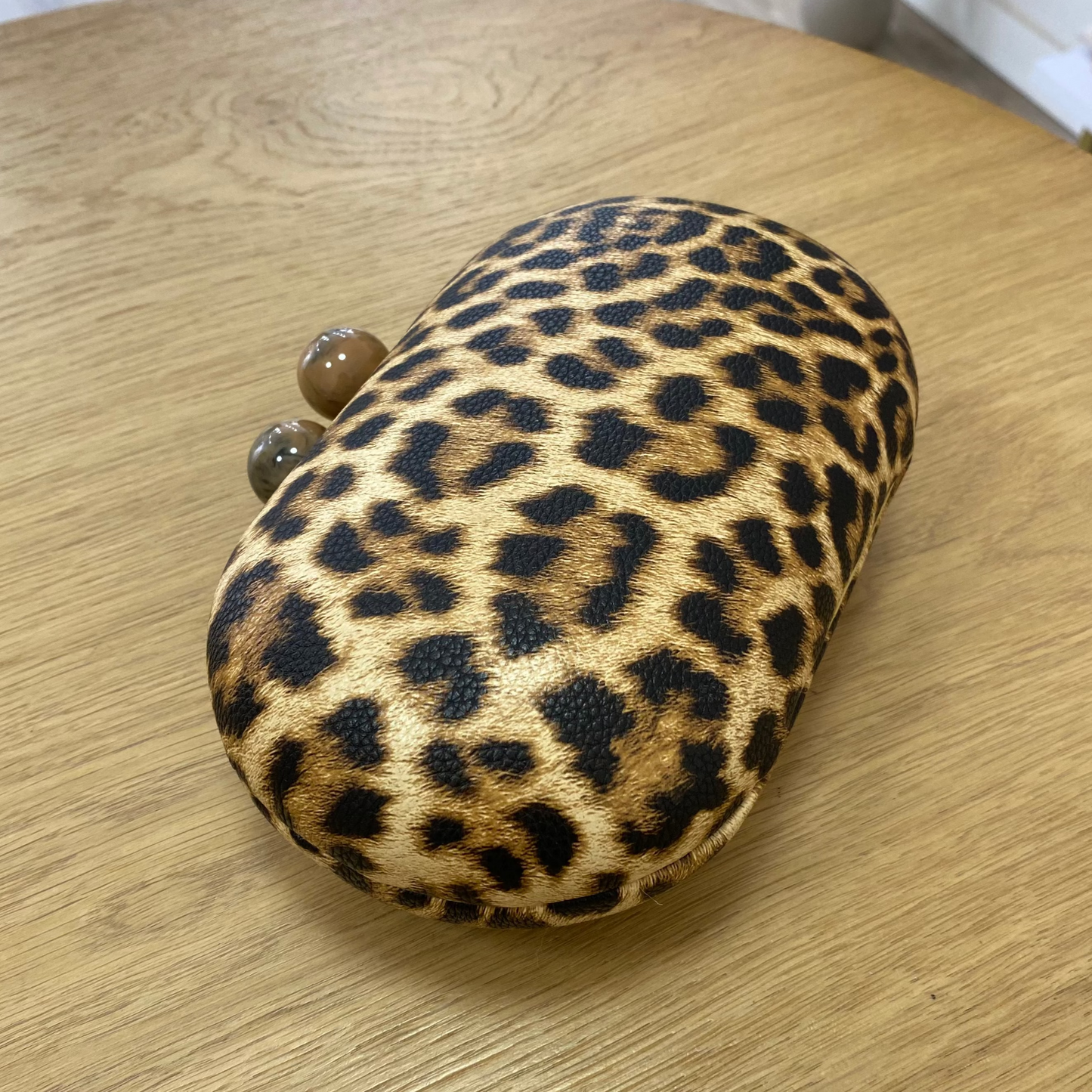 Bolso pochette rígido estampado animal print negro y marrón - mbyou