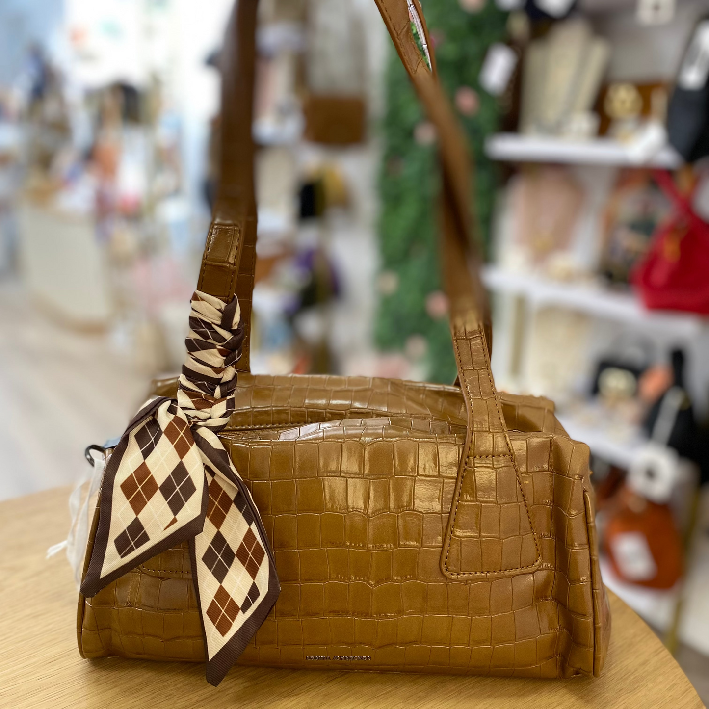 Bolso teckel alargado con detalle de pañuelo de rombos y efecto cocodrilo color taupé - mbyou