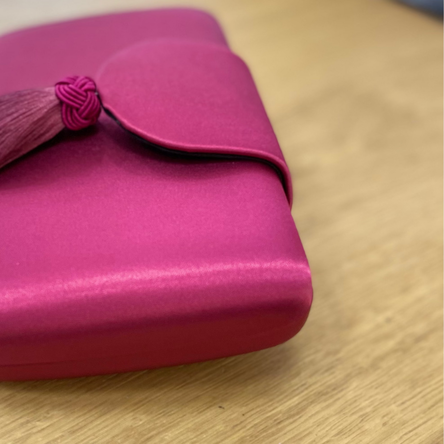 Bolso clutch buganvilla con solapa y borla