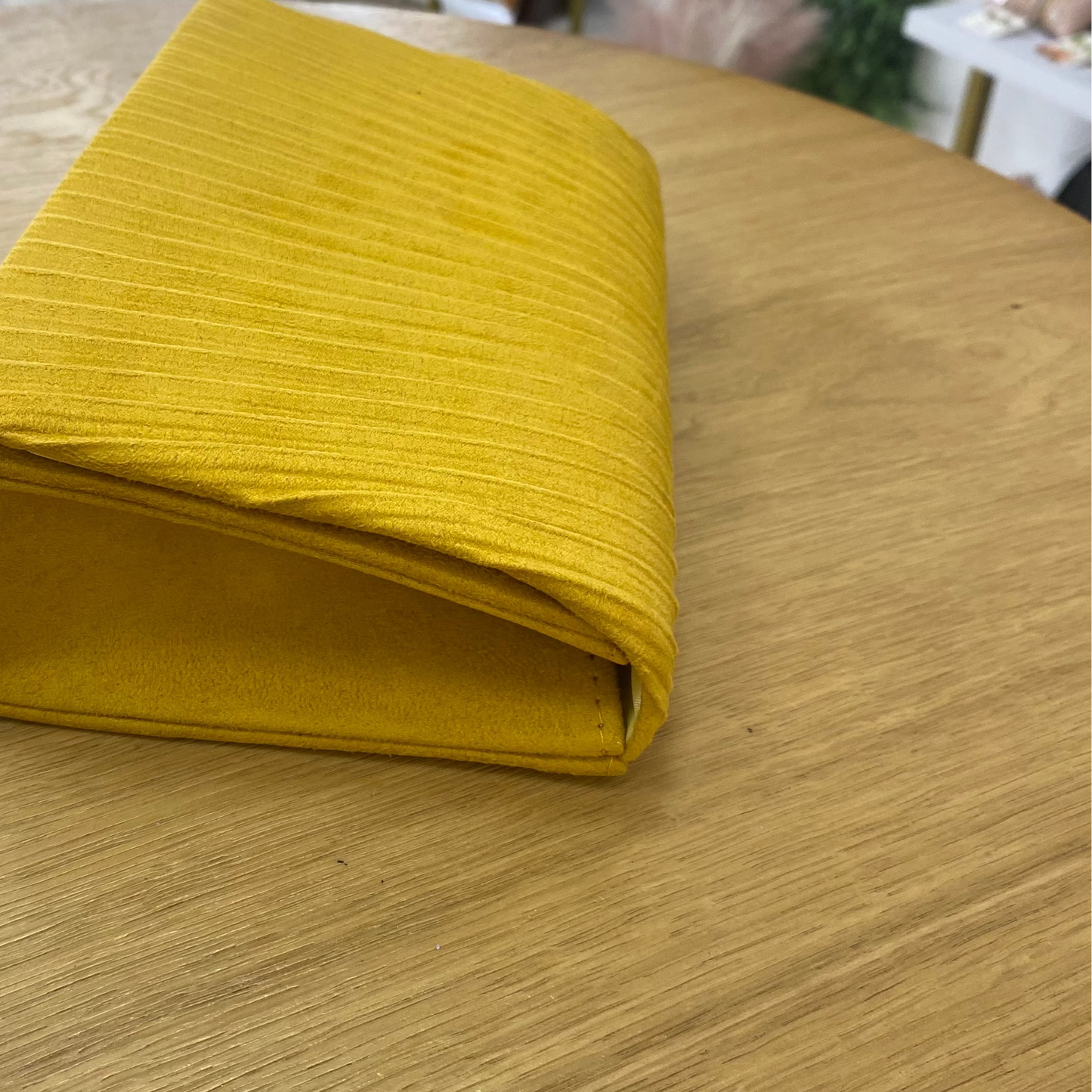 Bolso de mano rectangular y cierre con solapa plisada efecto ante color mostaza - mbyou