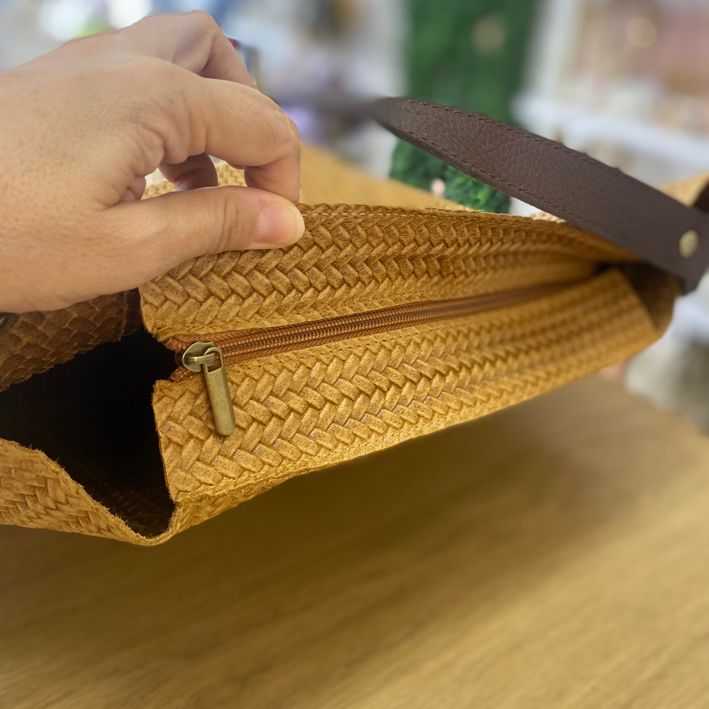Bolso de piel 100% piel de vacuno tipo shopper efecto trenzado color negro y chocolate - mbyou