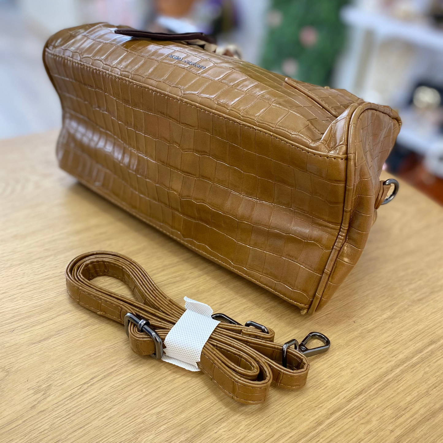 Bolso teckel alargado con detalle de pañuelo de rombos y efecto cocodrilo color taupé - mbyou
