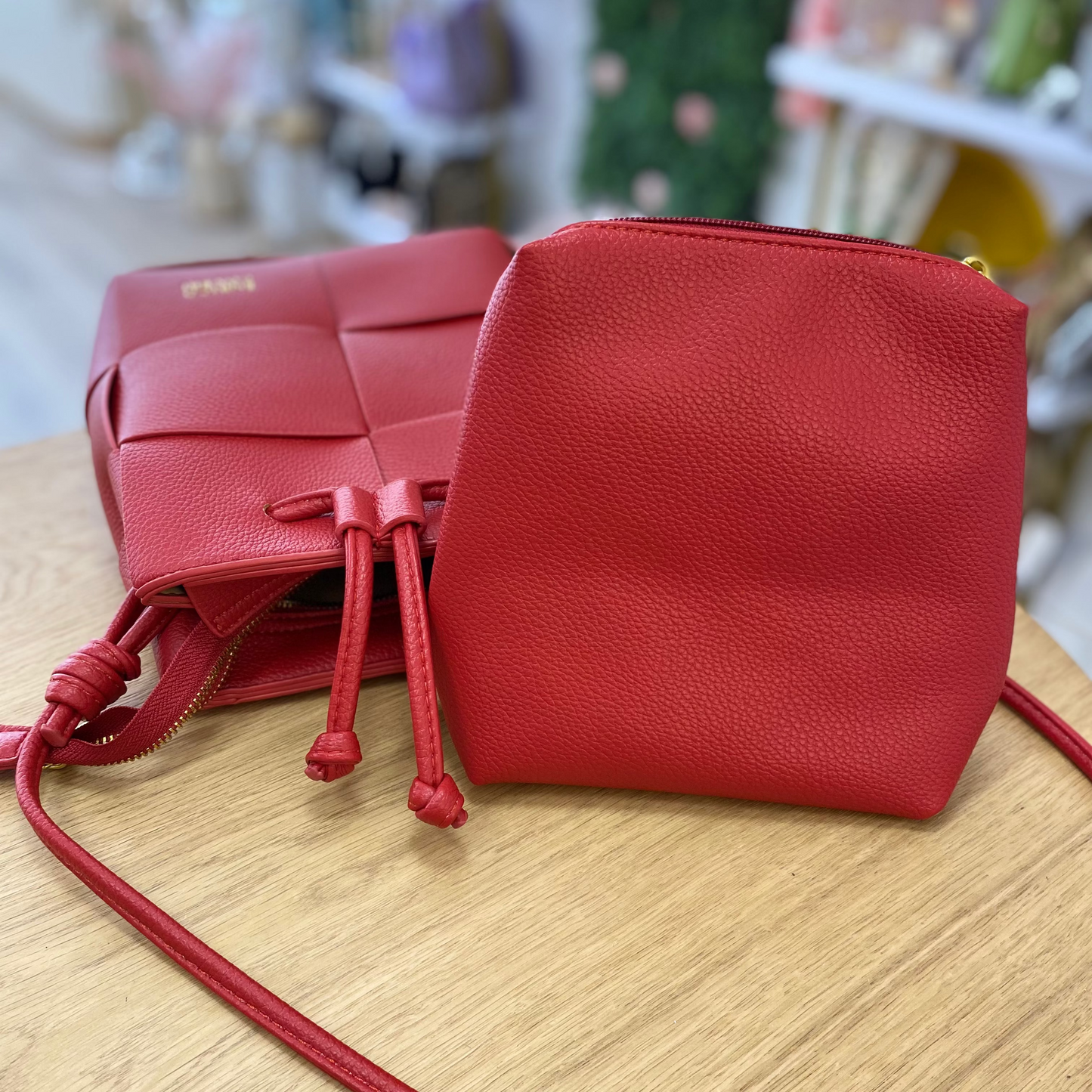Sac bandoulière avec surpiqûres noires