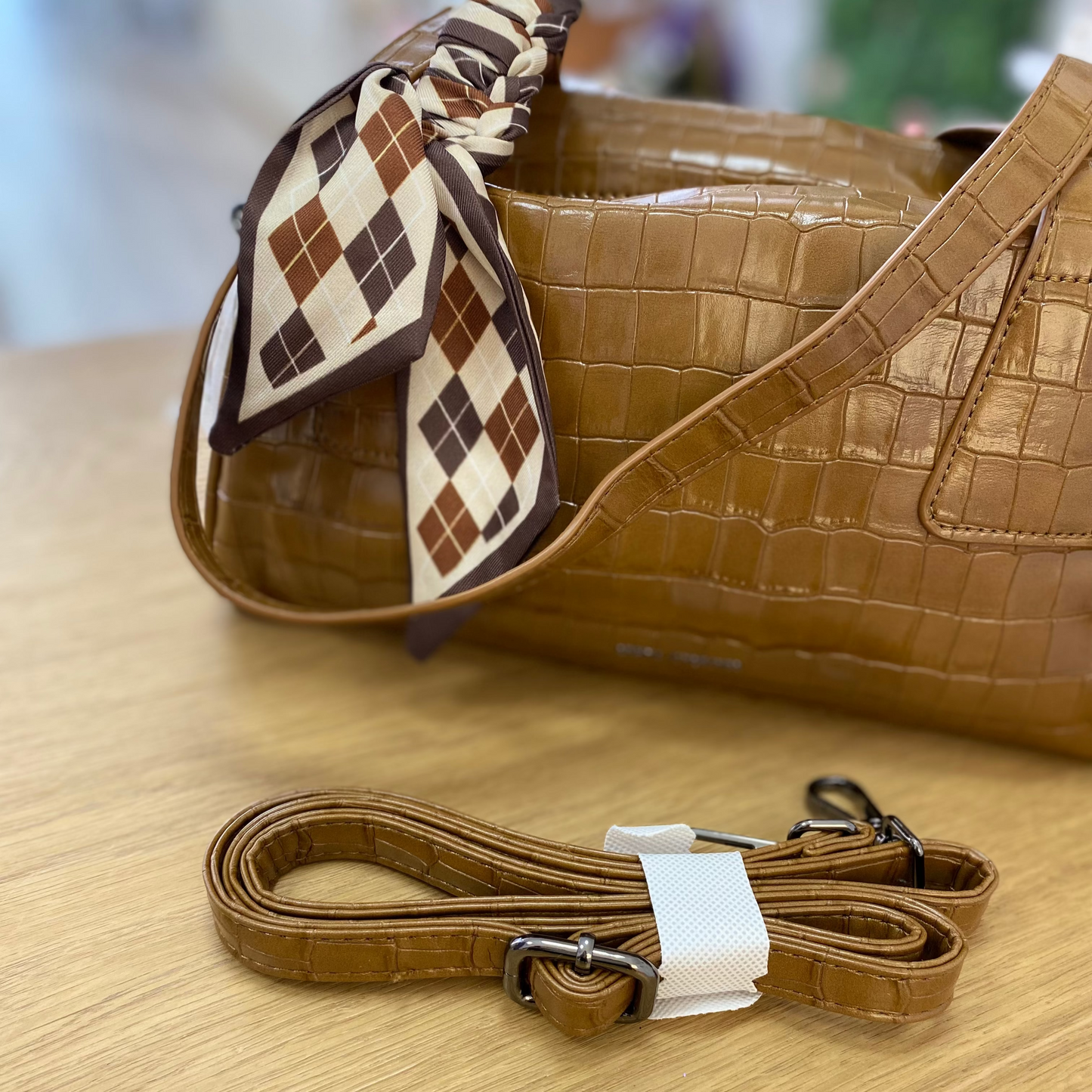 Bolso teckel alargado con detalle de pañuelo de rombos y efecto cocodrilo color taupé - mbyou