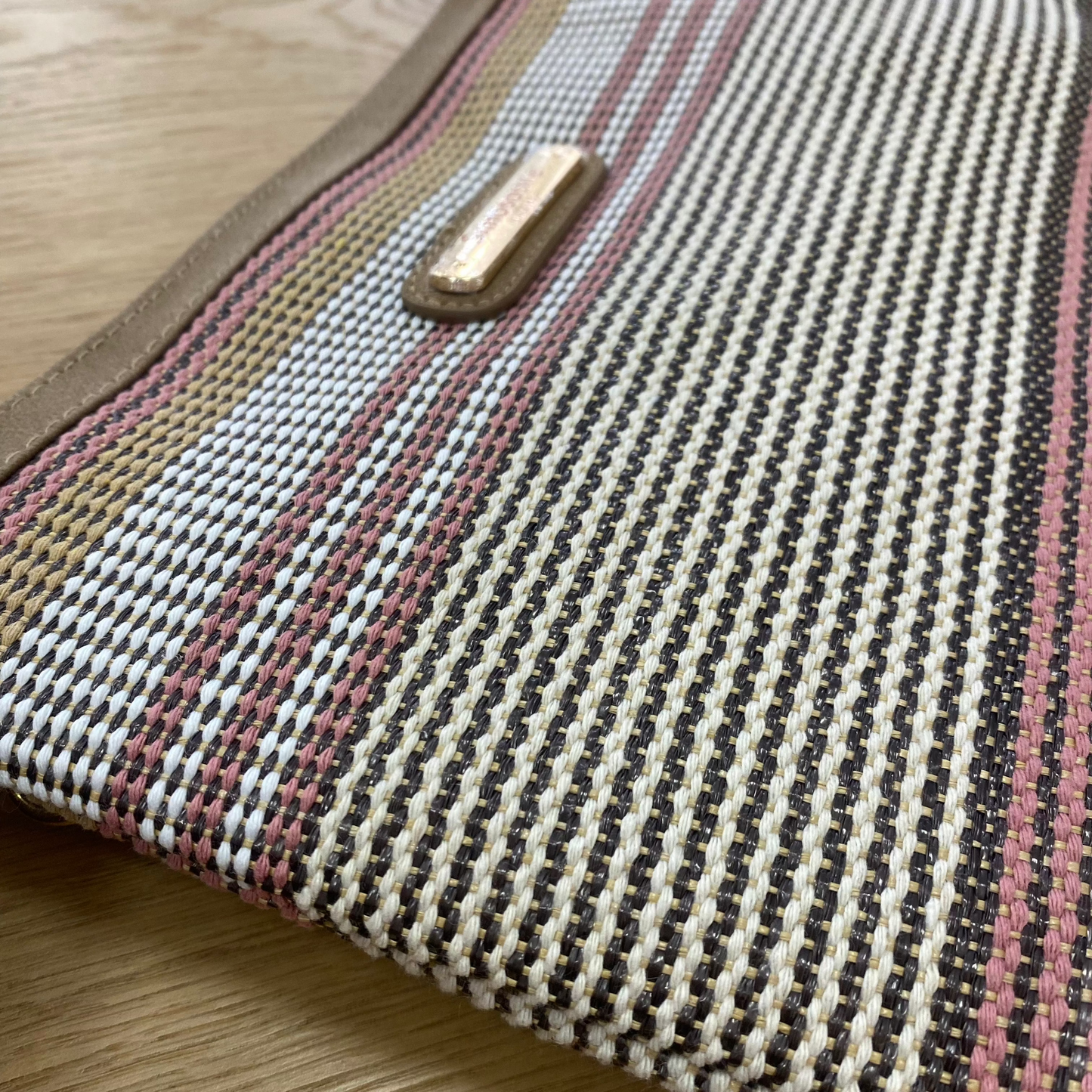 Sac à main pochette de soirée en satin noir avec bretelles croisées