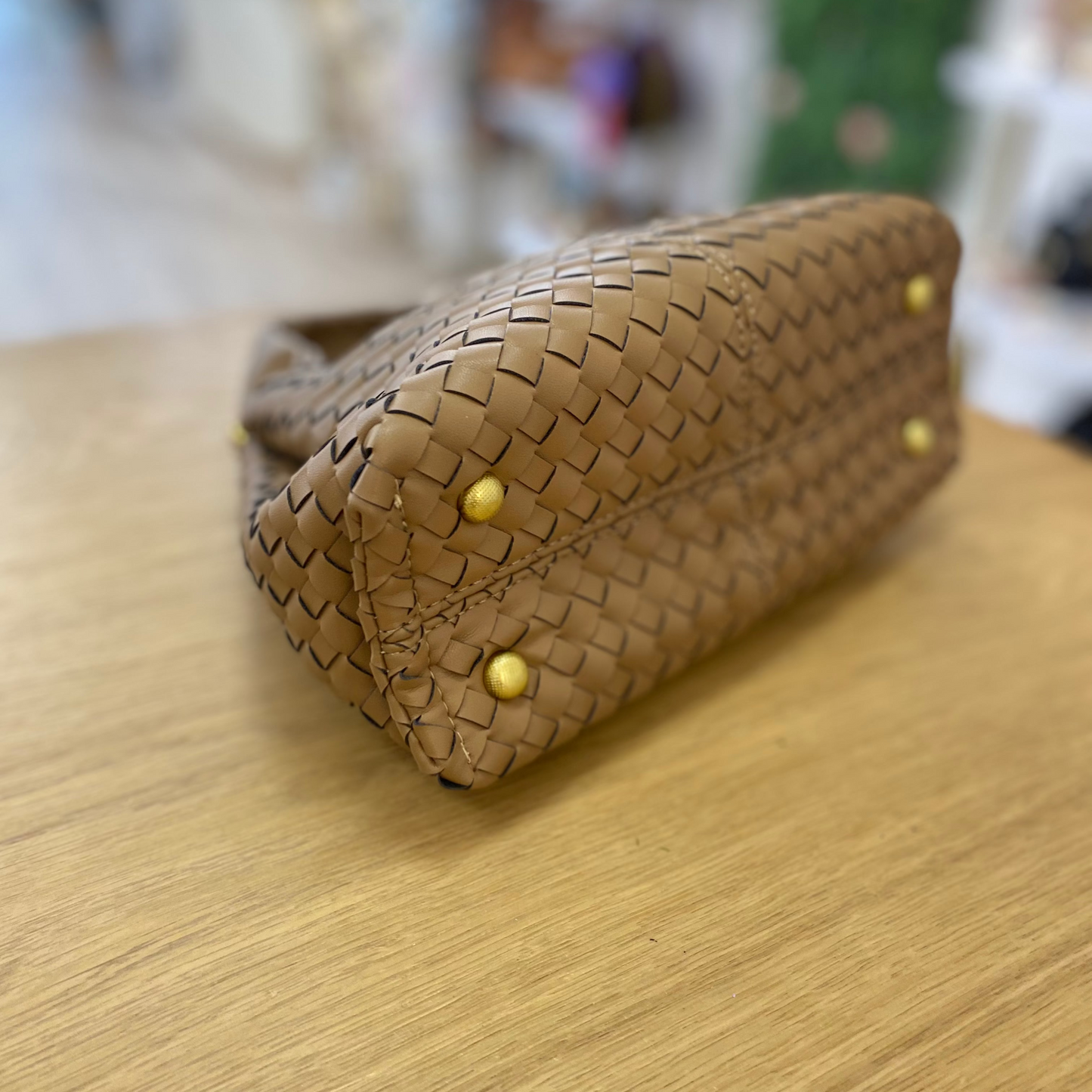 Bolso pequeño de mano y bandolera efecto piel trenzada en color topo - mbyou