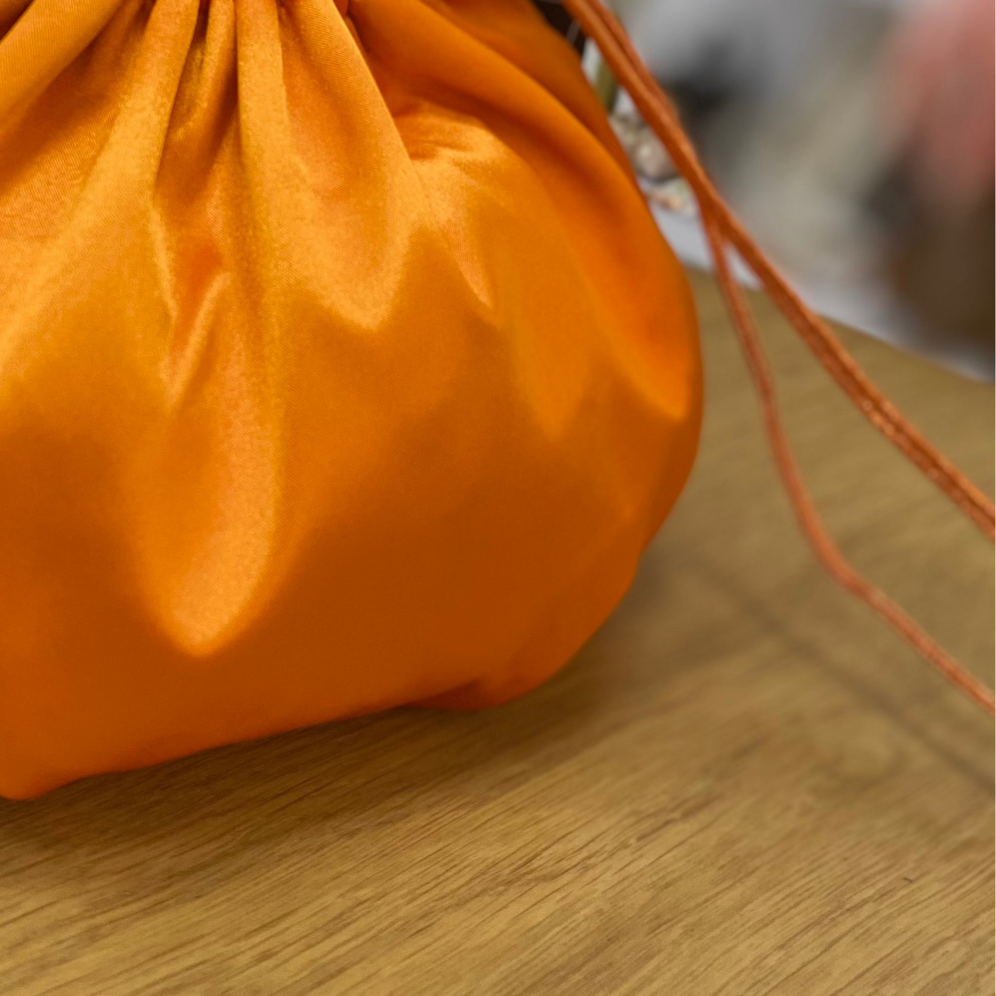 Bolso de fiesta limosnera de raso totalmente lisa de color naranja - mbyou