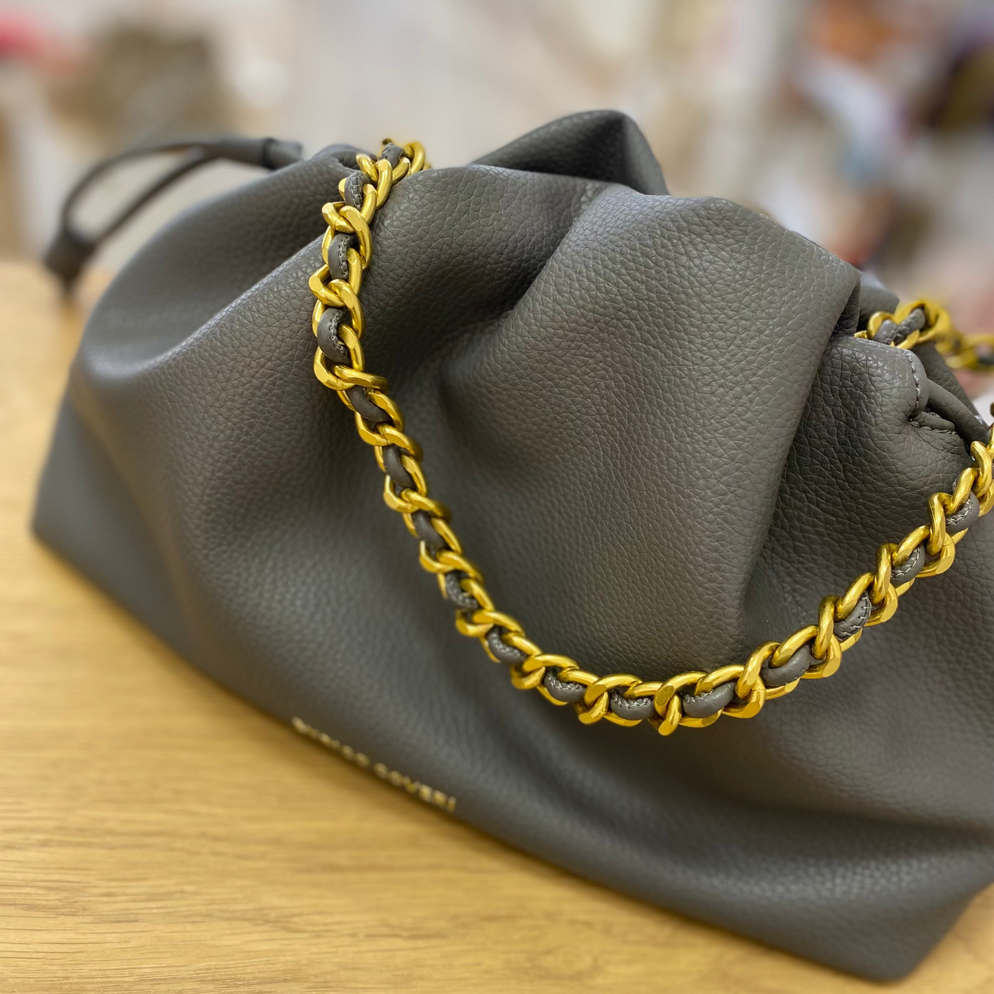 Bolso de hombro y bandolera en formato saco ajustable de color gris - mbyou