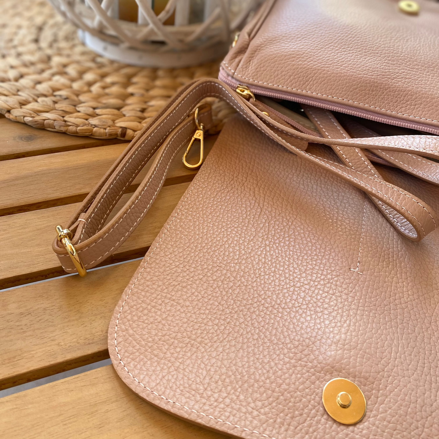 Sac bandoulière avec surpiqûres noires