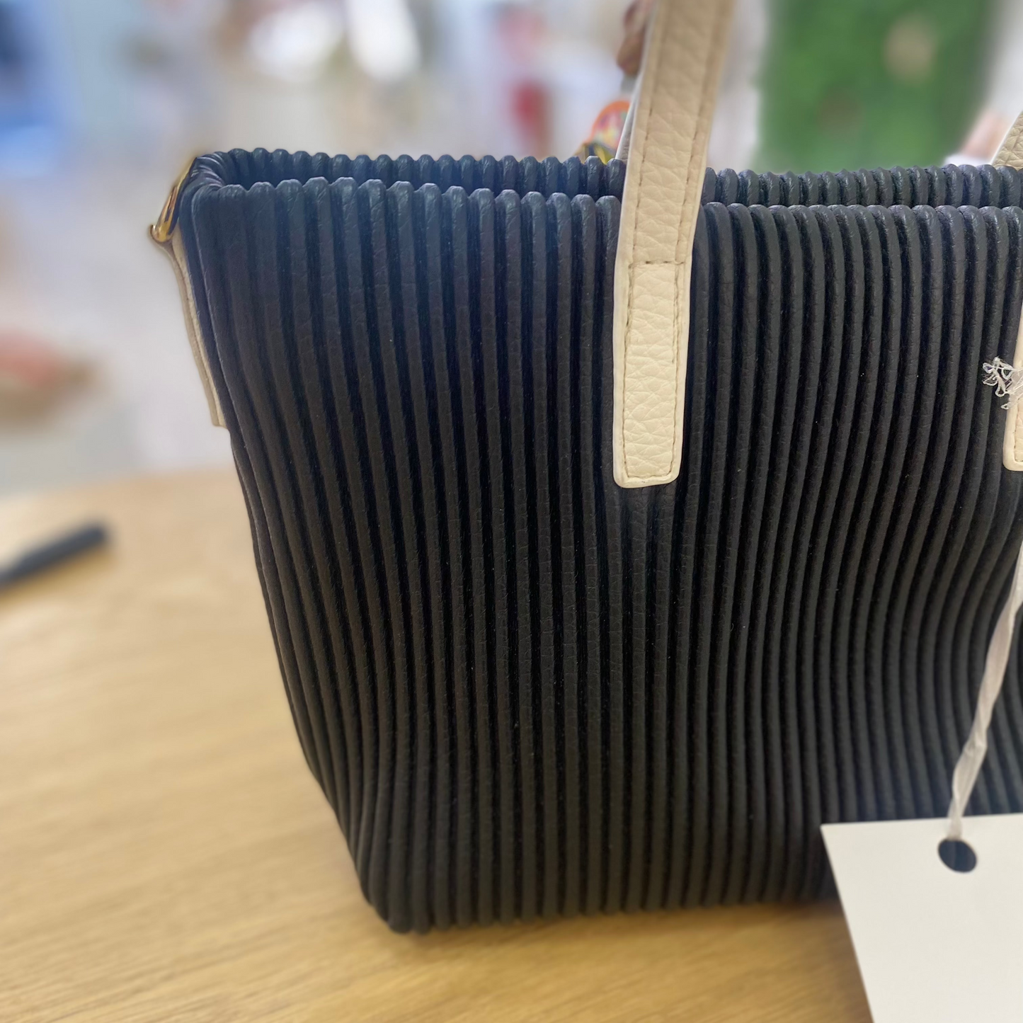 Bolso de mano con asa blanca y tejido plisado acabado negro - mbyou