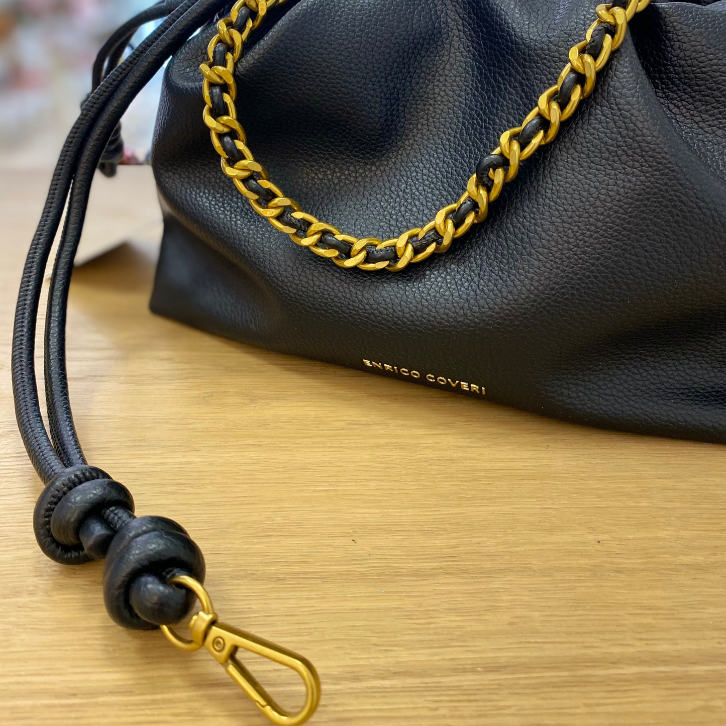 Bolso de hombro y bandolera en formato saco ajustable de color negro - mbyou