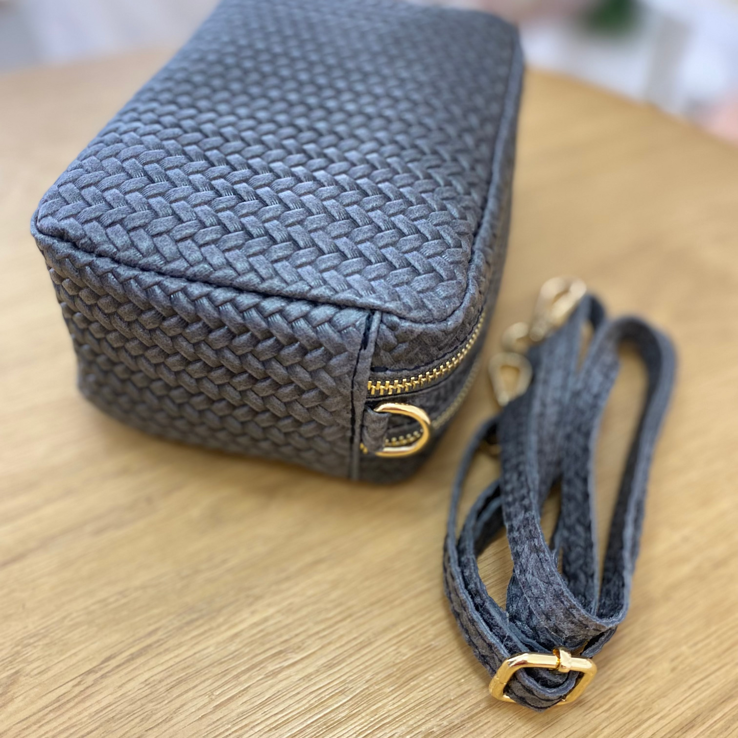 Bolso piel 100% vacuno bandolera tipo cubo con piel efecto trenzado y doble cremallera gris marengo - mbyou