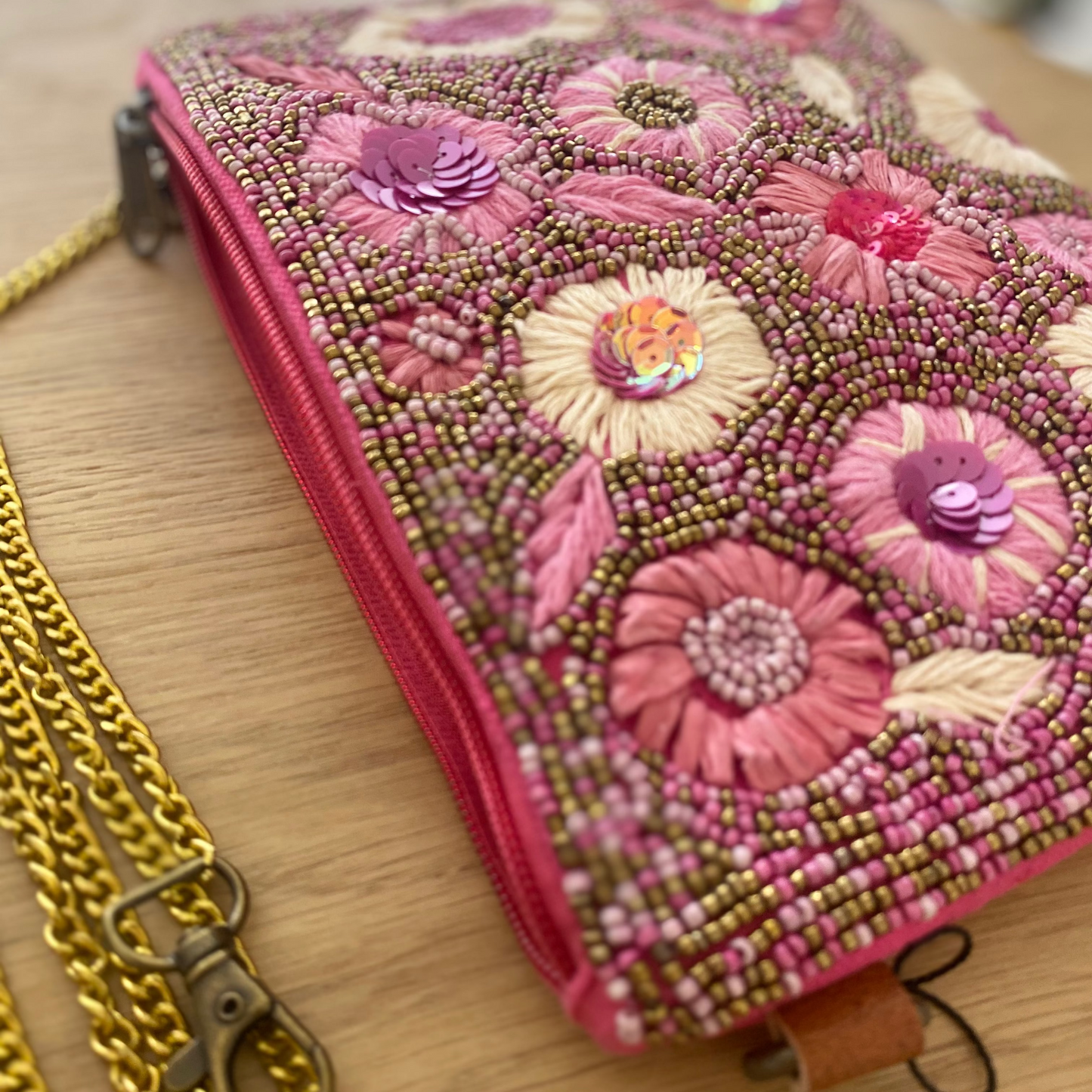 Cartera de mano 100% algodón con detalles florales bordados y cuentas color fucsia - mbyou