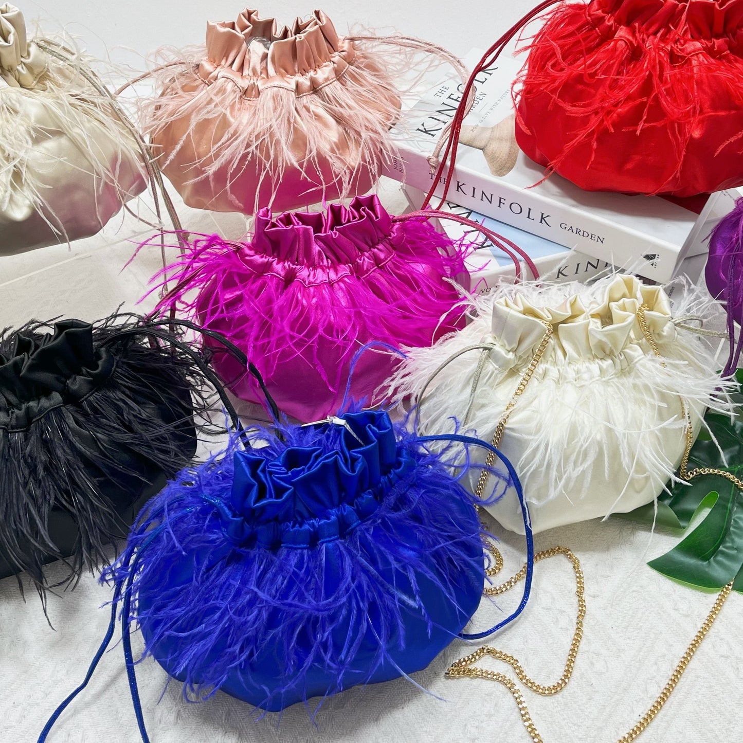 Bolso de fiesta limosnera raso azulón con plumas - mbyou