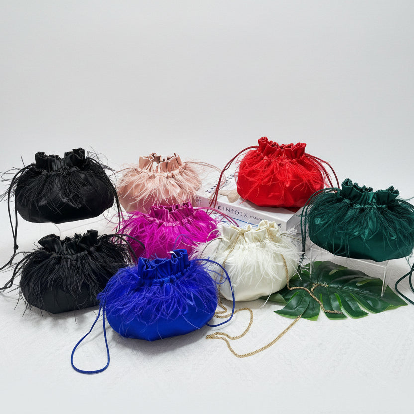 Bolso fiesta de mano tipo limosnera de raso azul con plumas - Moments by You