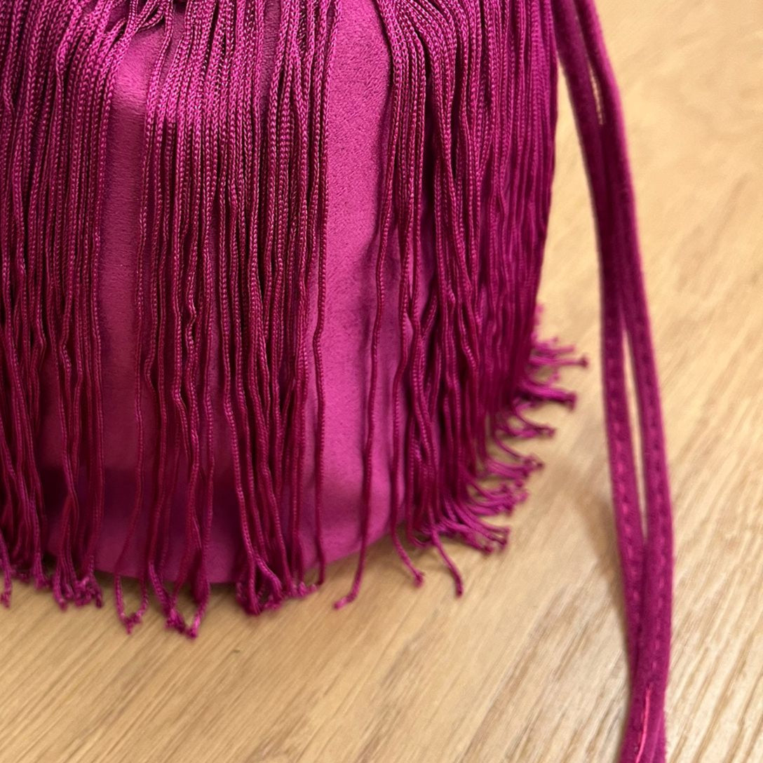 Bolso de fiesta tipo limosnera con cierre saco y adorno de flecos color buganvilla - mbyou