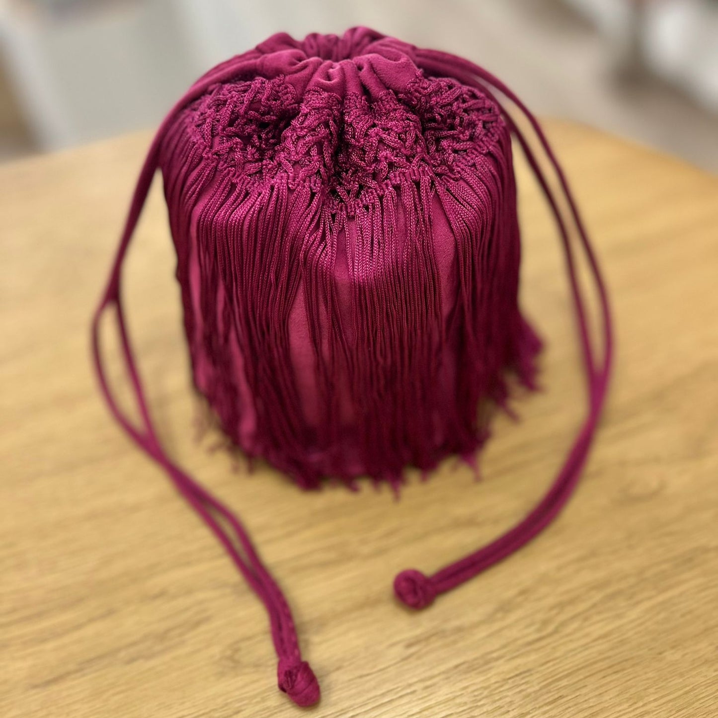 Bolso de fiesta tipo limosnera con cierre saco y adorno de flecos color buganvilla - mbyou