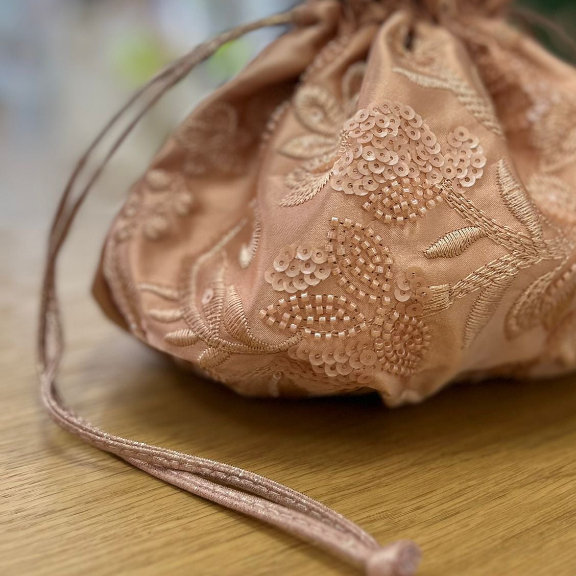 Bolso de fiesta tipo bombonera rosa pastel con bordados y lentejuelas - mbyou