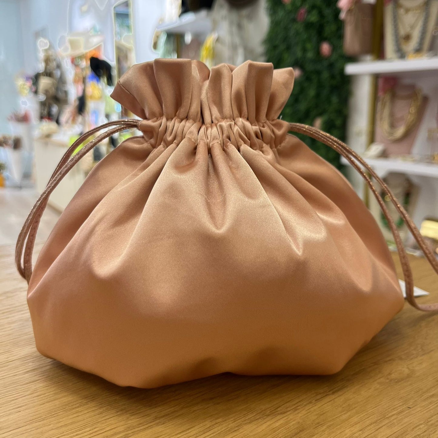 Bolso de fiesta tipo bombonera rosa pastel con bordados y lentejuelas - mbyou