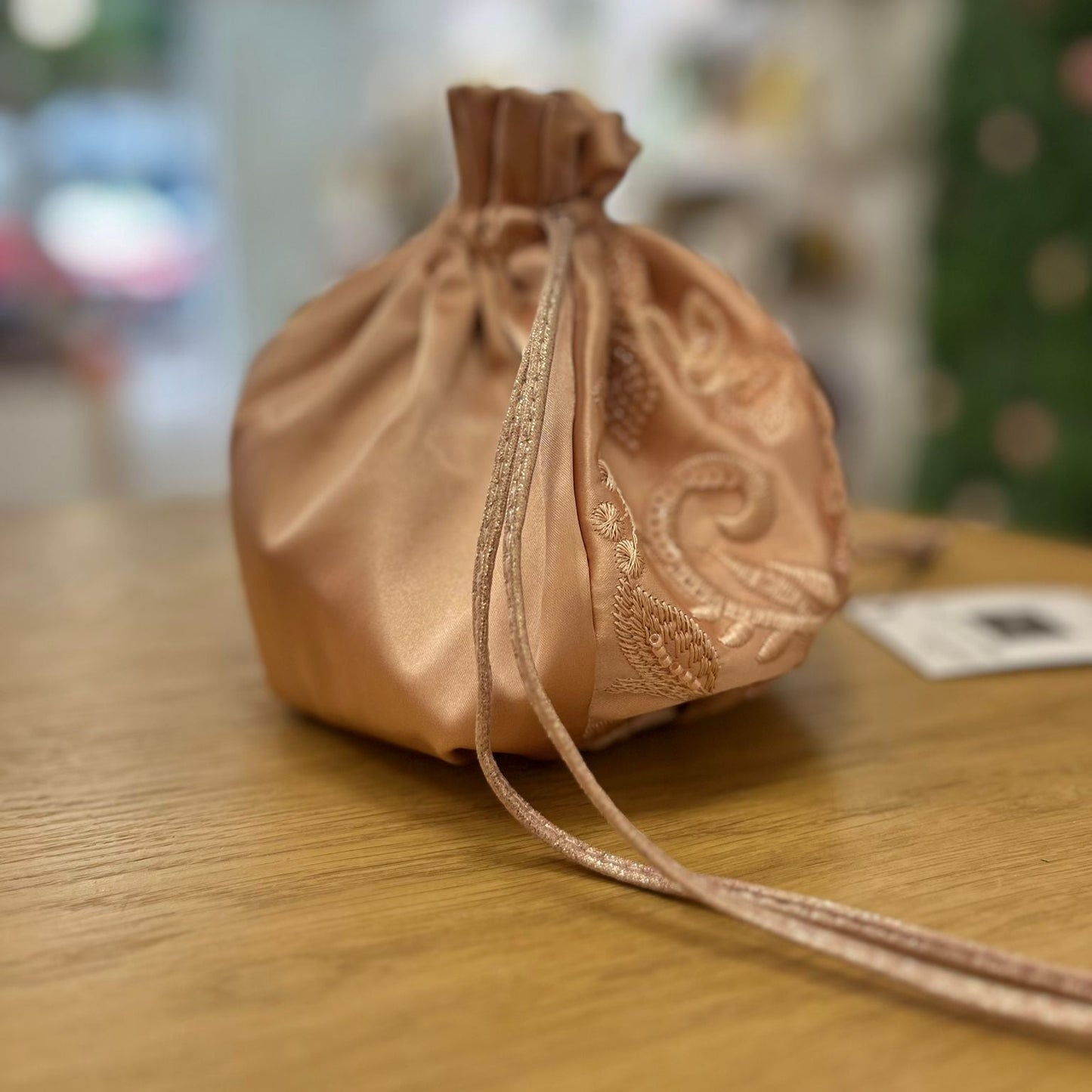 Bolso de fiesta tipo bombonera rosa pastel con bordados y lentejuelas - mbyou