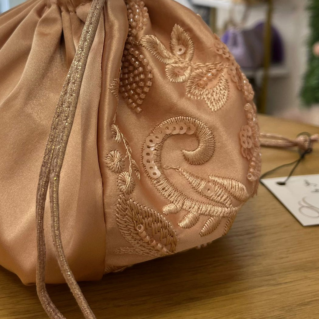 Bolso de fiesta tipo bombonera rosa pastel con bordados y lentejuelas - mbyou