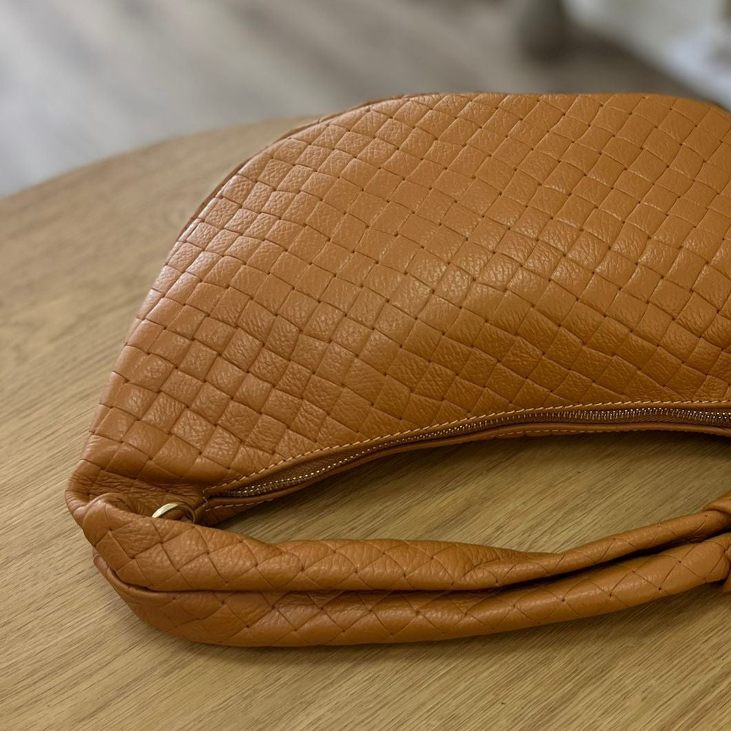 Bolso piel 100% auténtica media luna trenzado color camel - mbyou