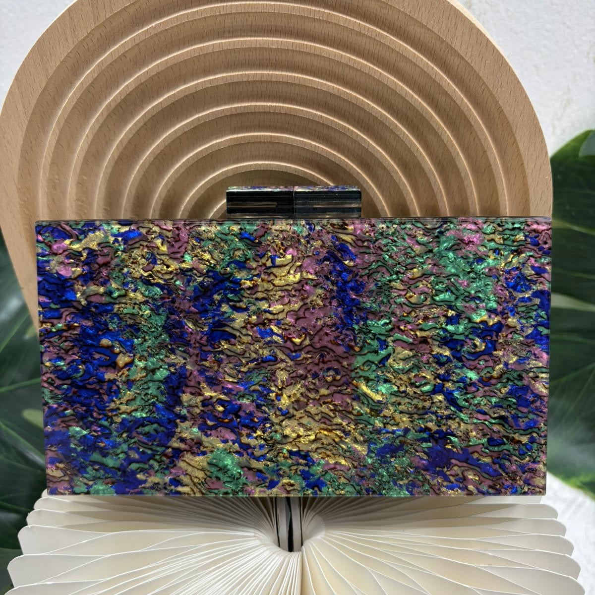 Bolso de mano de fiesta tipo clutch con diseño abstracto en tonos morados, verdes y dorados - mbyou