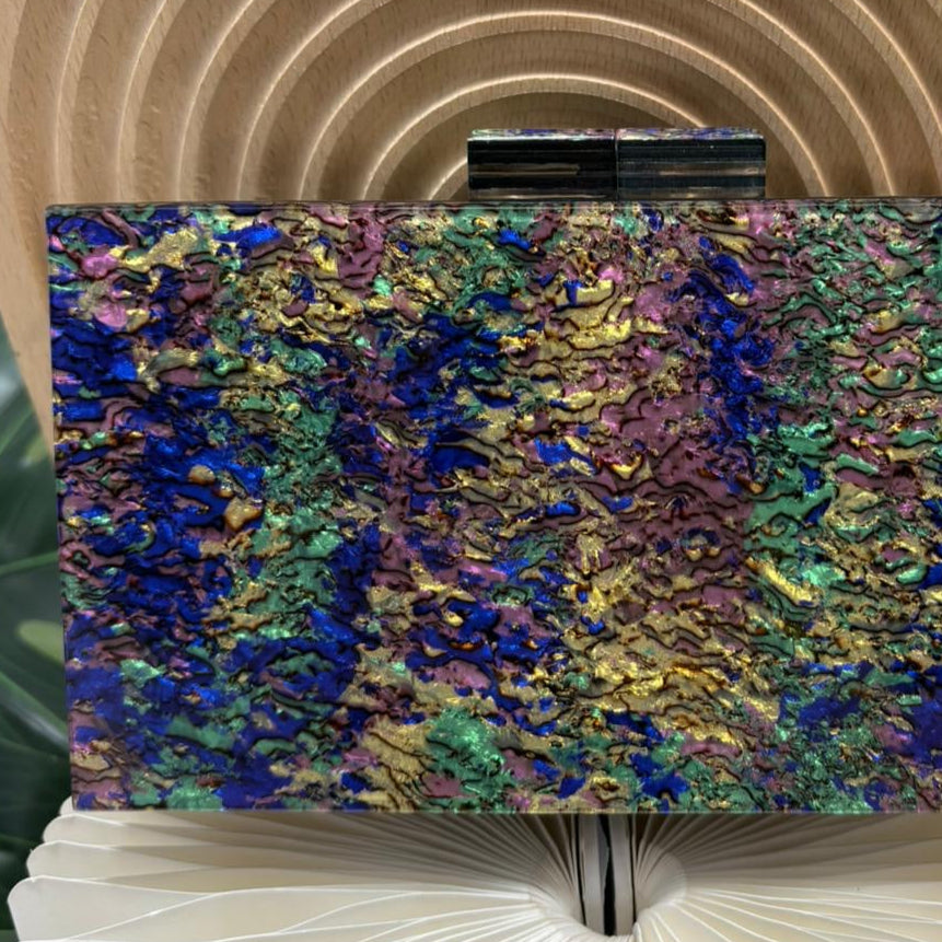 Bolso de mano de fiesta tipo clutch con diseño abstracto en tonos morados, verdes y dorados - mbyou