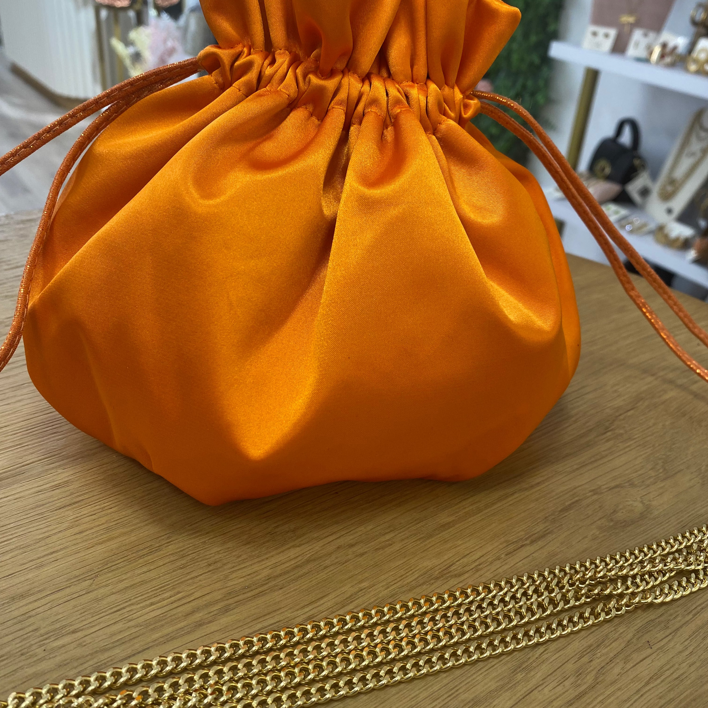 Bolso de fiesta limosnera de raso totalmente lisa de color naranja - mbyou