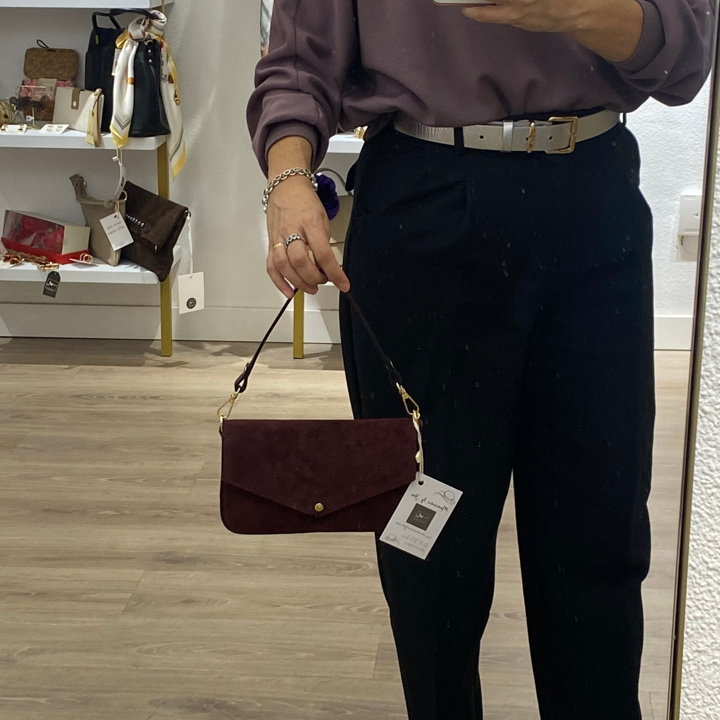 Bolso pequeño de piel 100% vacuno acabado ante con solapa y detalles en dorado color burdeos - mbyou