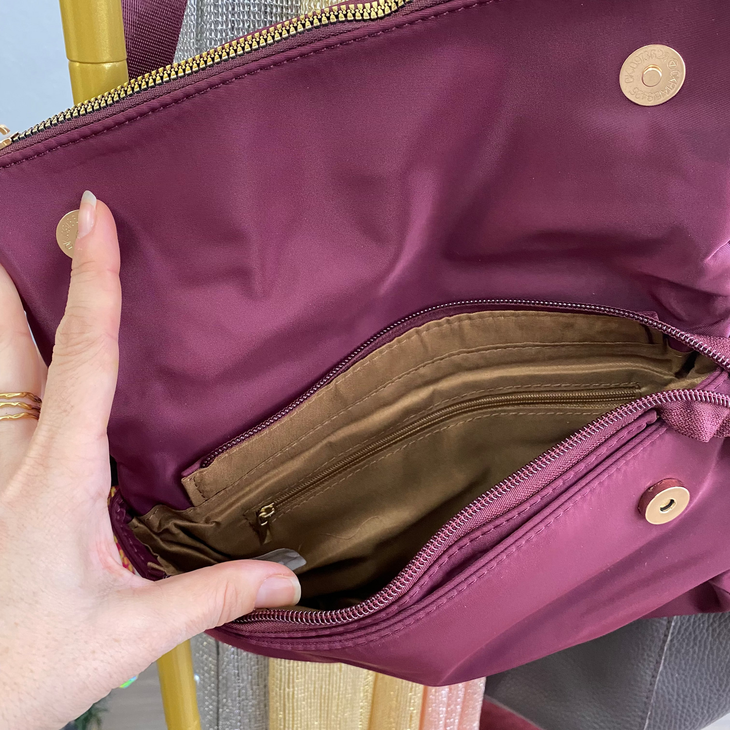 Bolso bandolera nylon burdeos con llavero de cuerdas