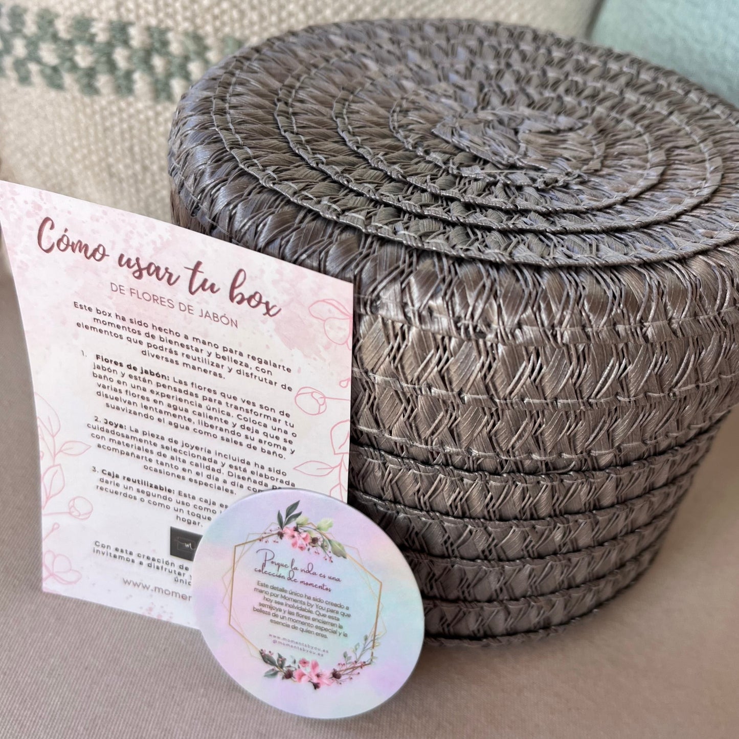 Cofre joyero regalo gris pequeño con flores de jabón fucsias y rosas y collar de plata anillos enlazados