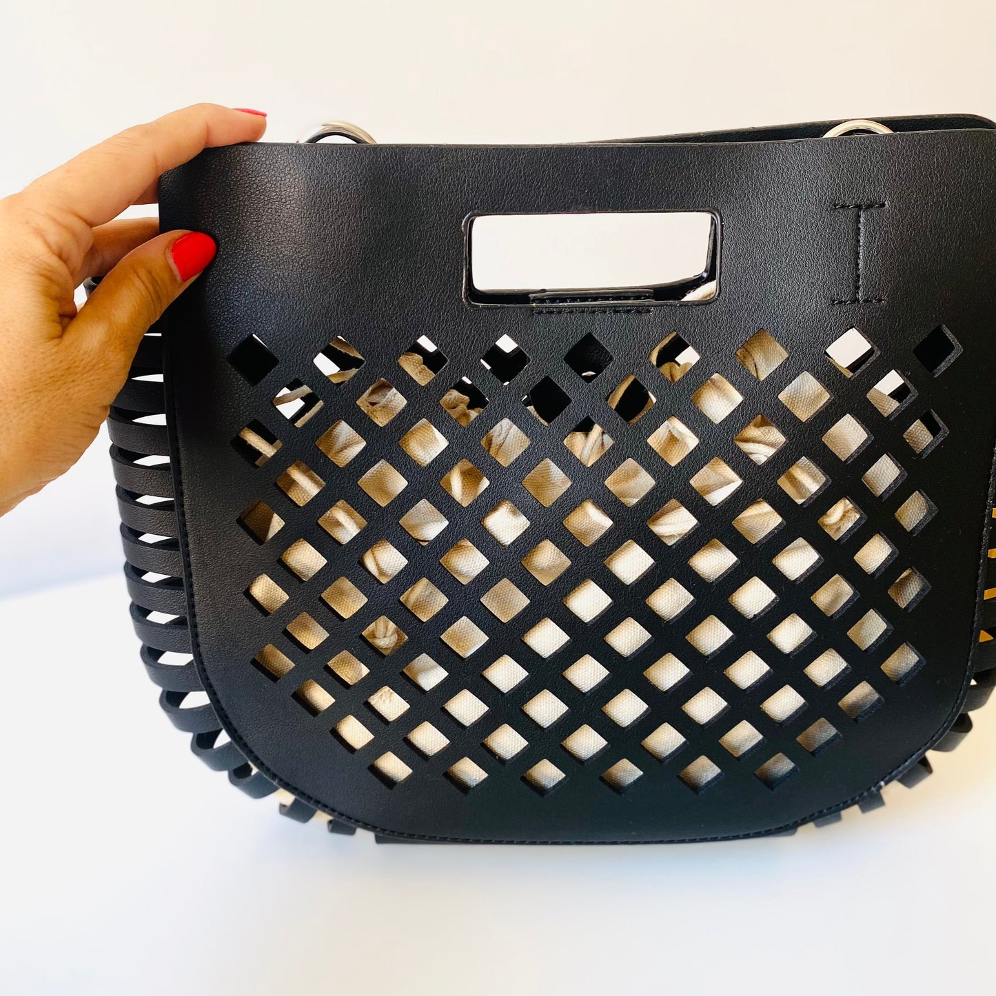 Bolso de mano y bandolera troquelado negro y saco beige - mbyou