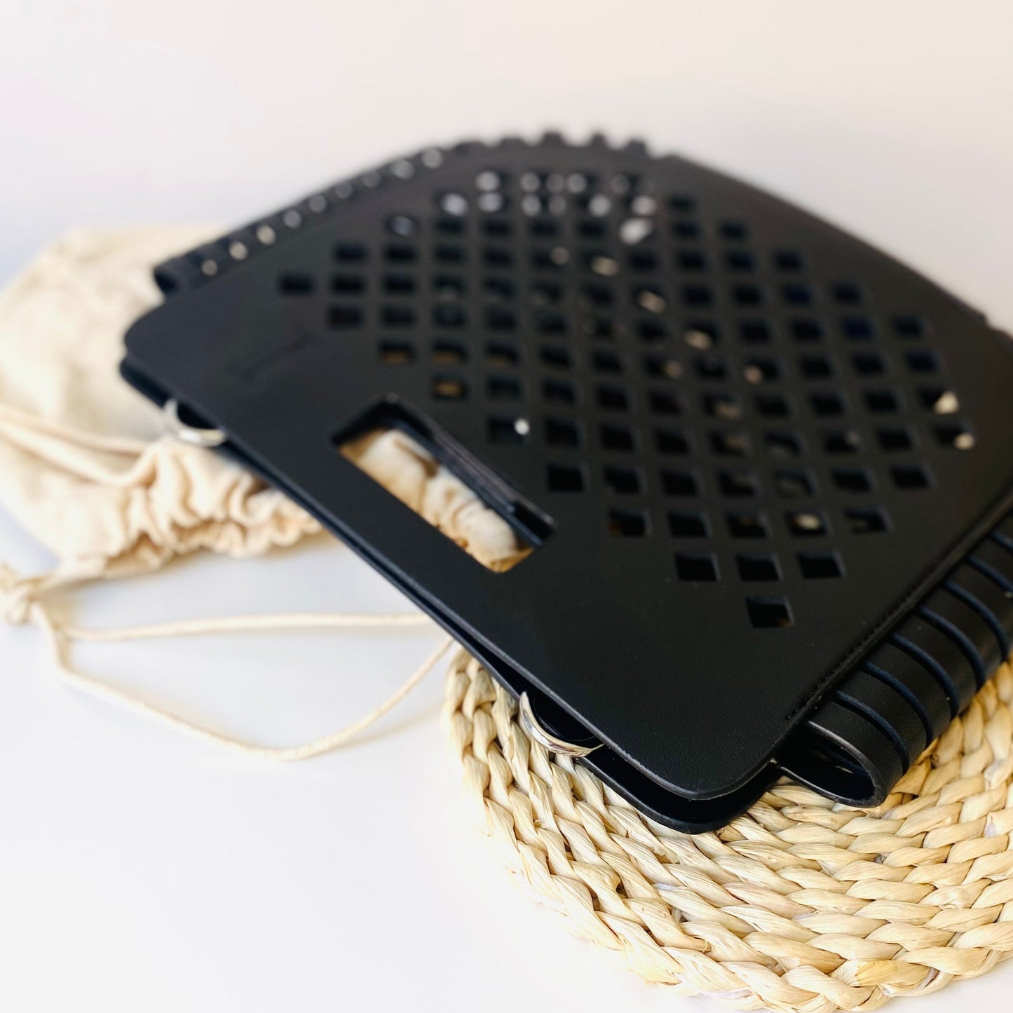 Bolso de mano y bandolera troquelado negro y saco beige - mbyou