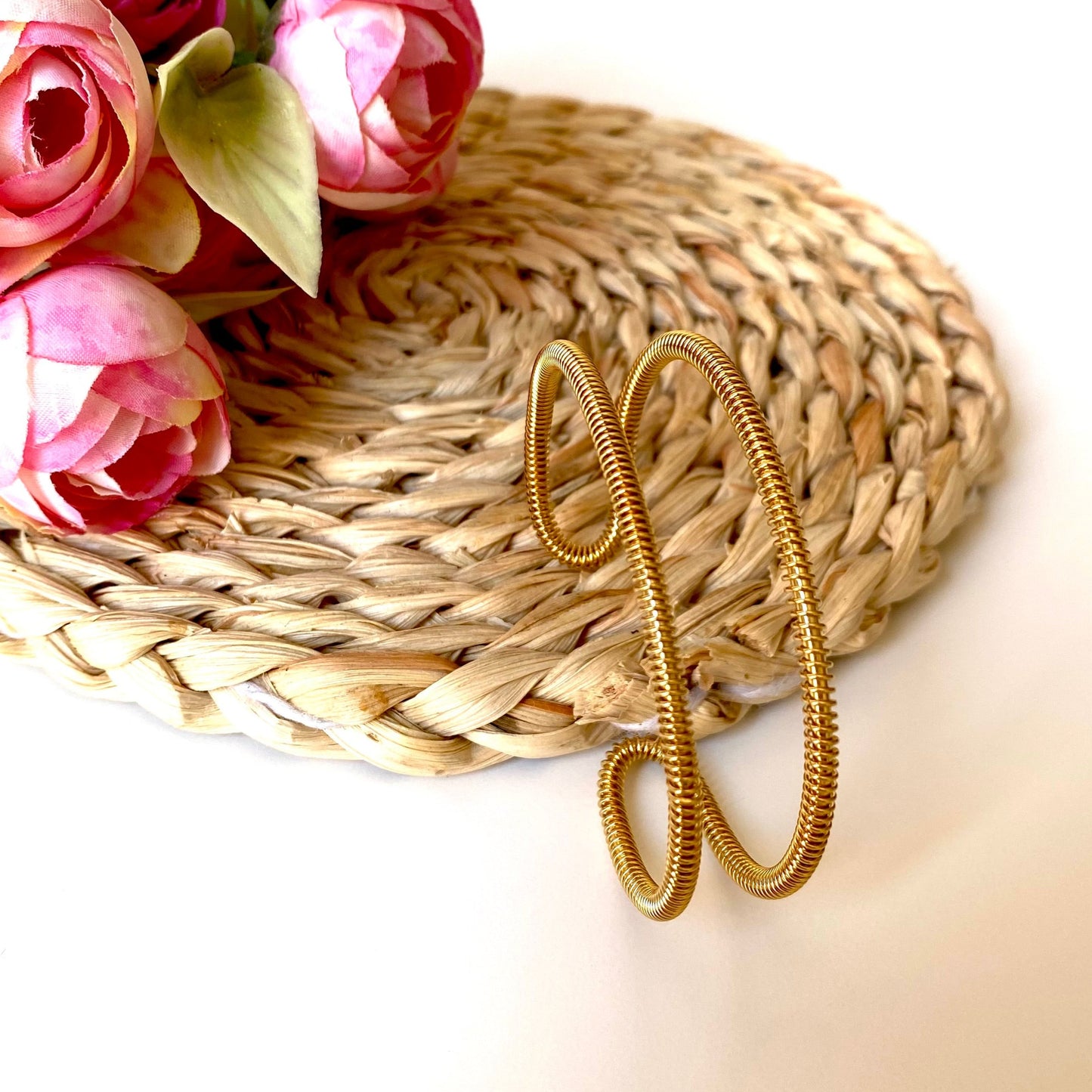 Pulsera brazalete ajustable hilo enrollado acabado oro