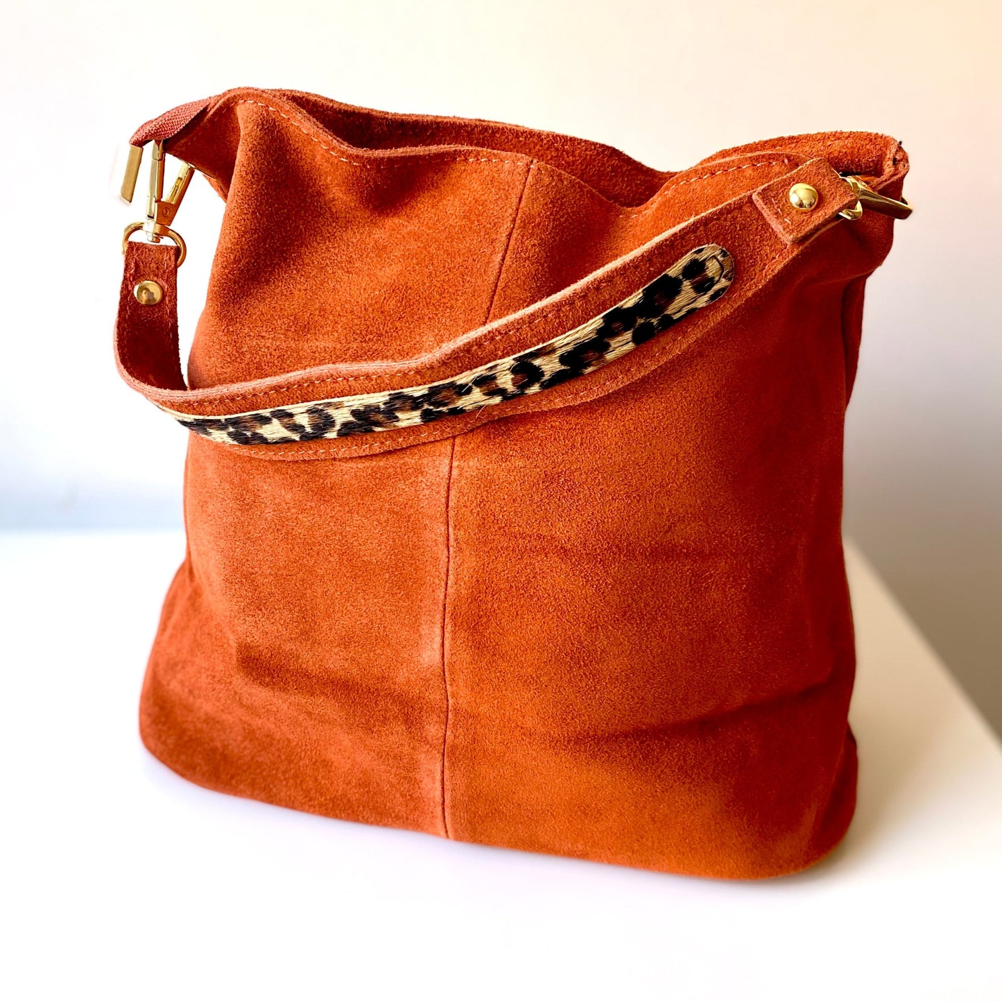 Sac bandoulière avec surpiqûres noires