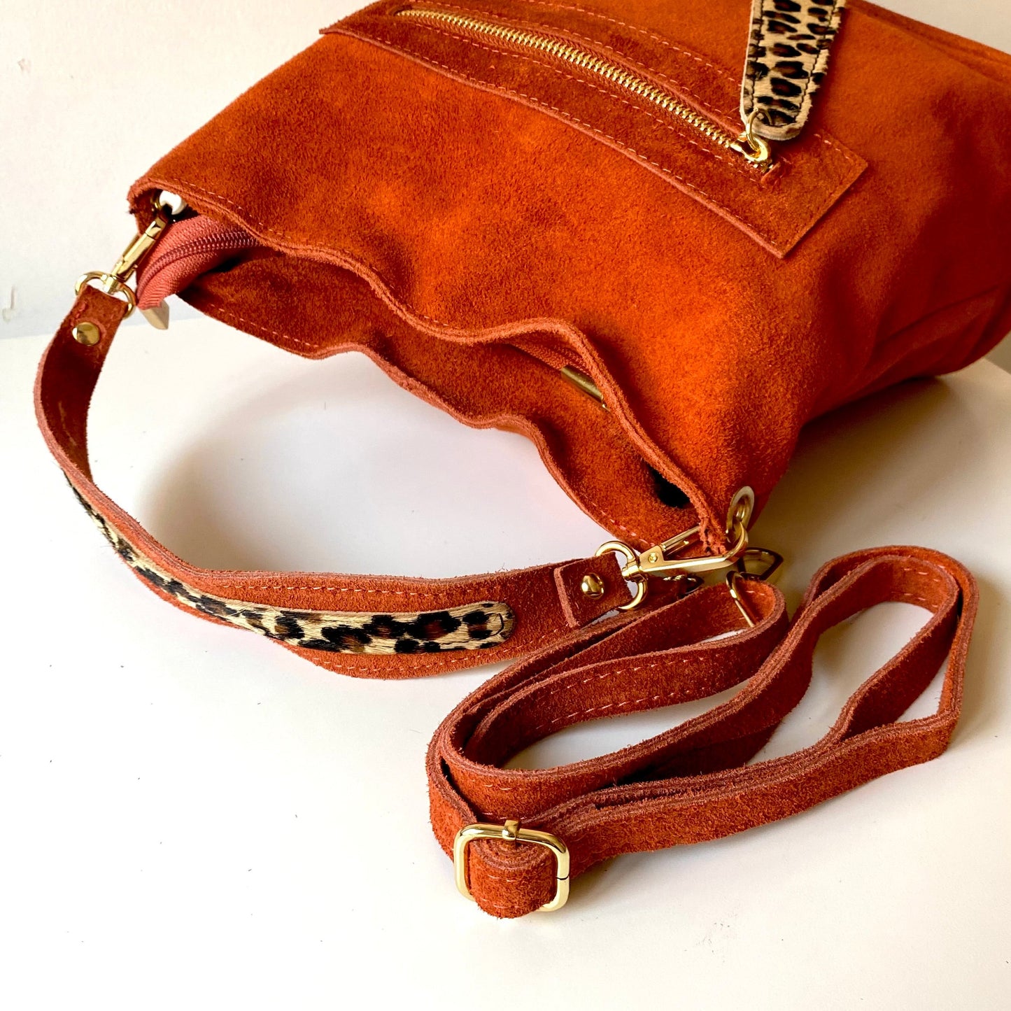 Sac bandoulière avec surpiqûres noires