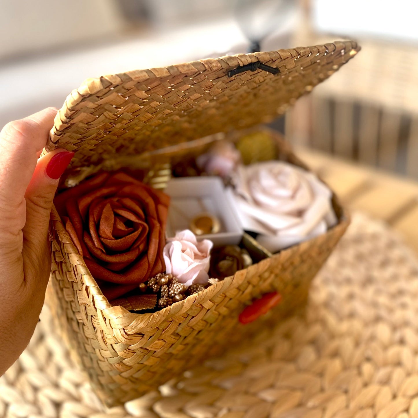 Box cofre regalo de bambú mediano flores artificiales caldero, dorado y rosa claro + semijoya