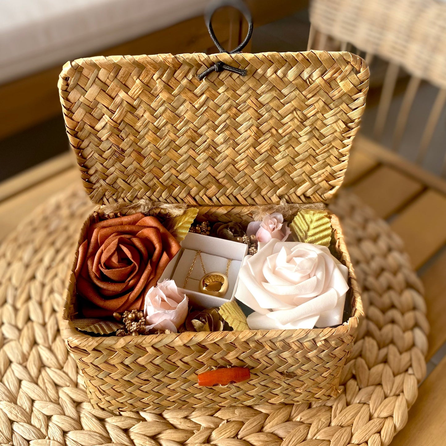 Box cofre regalo de bambú mediano flores artificiales caldero, dorado y rosa claro + semijoya