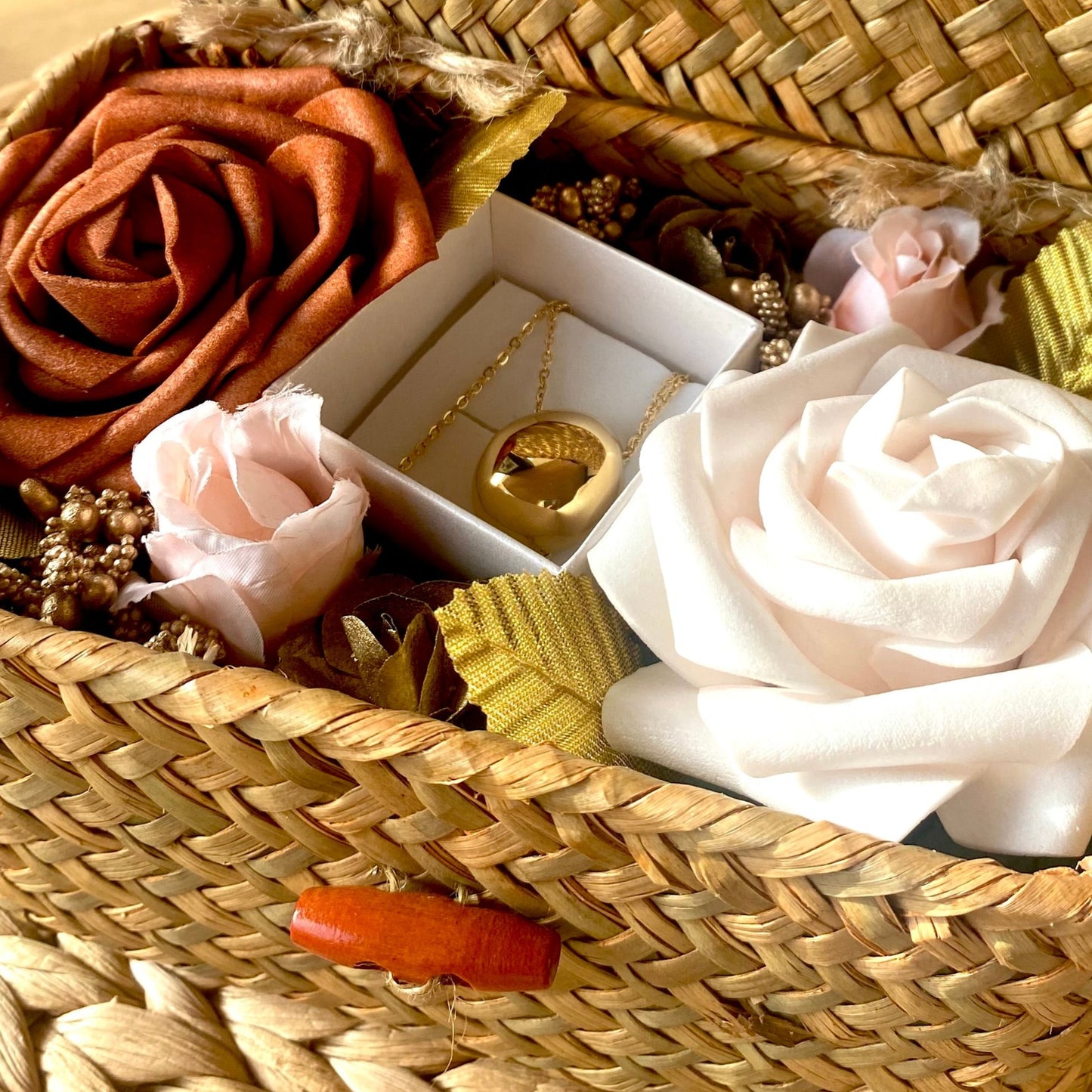 Box cofre regalo de bambú mediano flores artificiales caldero, dorado y rosa claro + semijoya