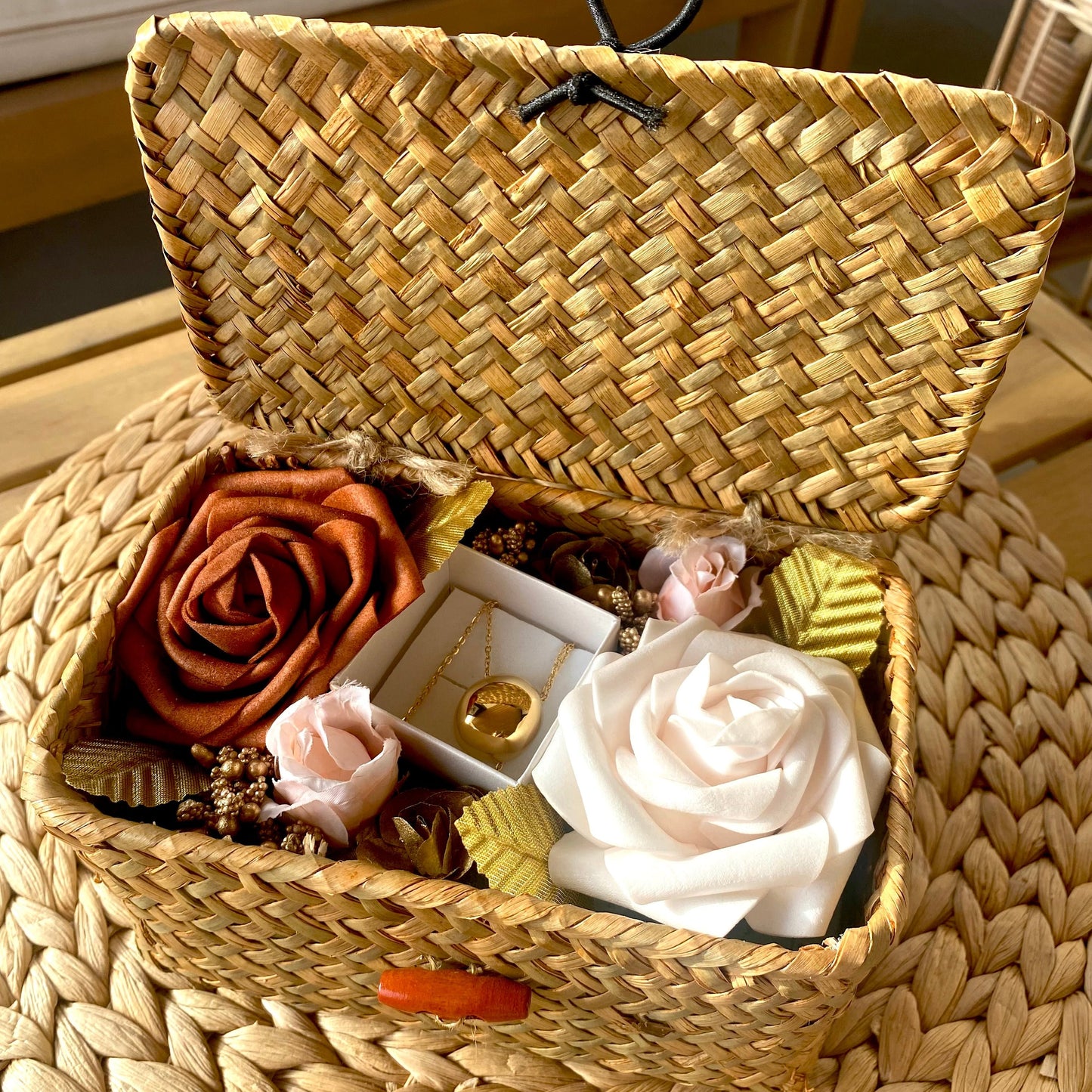 Box cofre regalo de bambú mediano flores artificiales caldero, dorado y rosa claro + semijoya